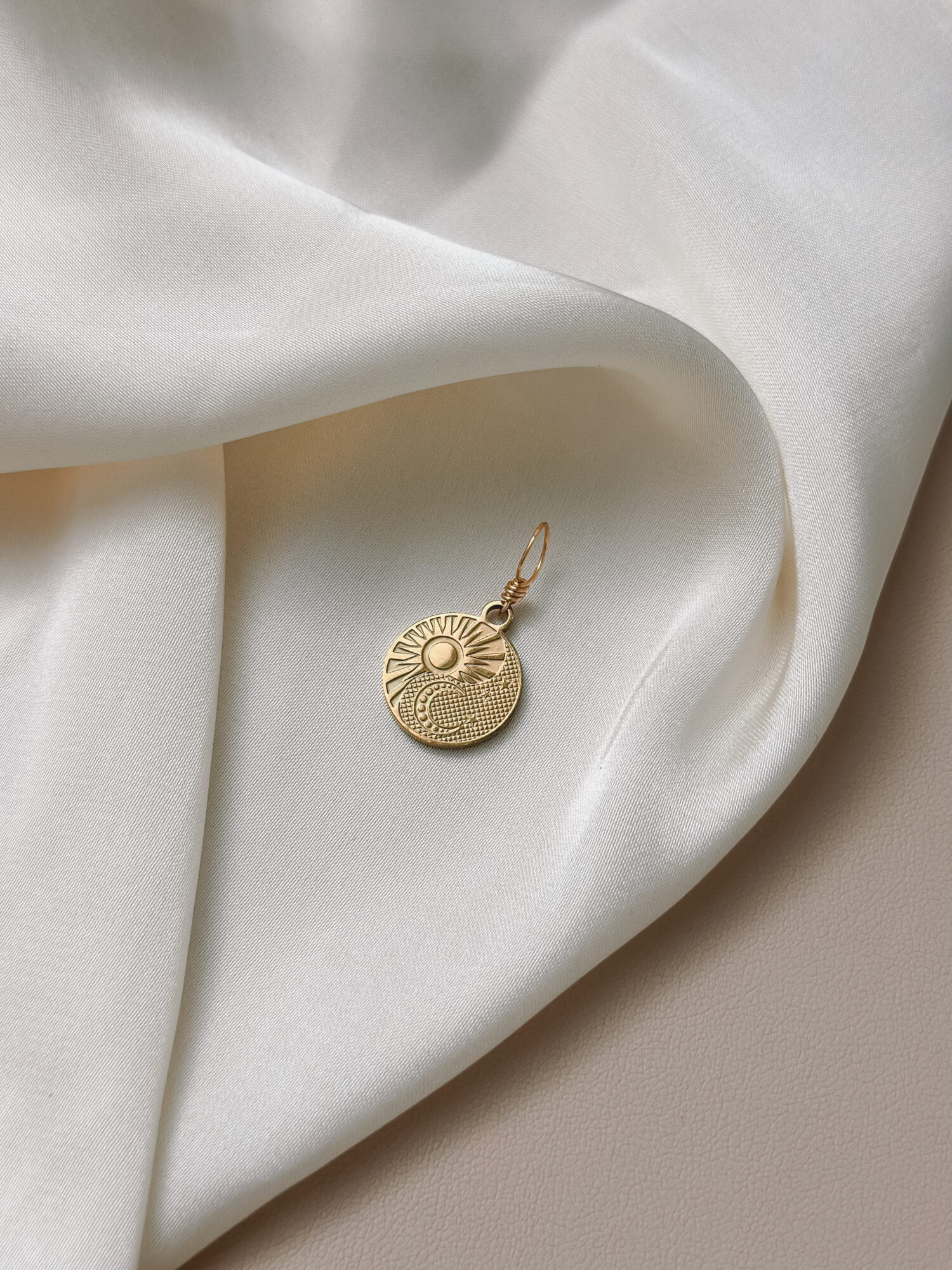 Dualität ☯️ Dualität ist das Zusammenspiel von Gegensätzen – wie Tag und Nacht, Sonne und Mond, Aktivität und Ruhe. Sie erinnert uns daran, dass wir nicht nur eines sein müssen. Alles darf gleichzeitig in uns existieren. Dualität vereint die Symbole von Sonne, Mond und Yin & Yang – und lädt dich ein, deine innere Balance zu leben. In dir wirken Gegensätze: Licht und Schatten, Stille und Kraft. Dieser Anhänger ist dein Begleiter für Zeiten, in denen du dich wieder in dir selbst ausrichten willst. Er zeigt dir: Du bist ganz – auch dann, wenn du zwischen Extremen pendelst. Gerade das macht dich lebendig. ✨ Bedeutung von Dualität: Sonne & Mond: Klarheit und Intuition – dein Licht im Wechsel Yin & Yang: Zwei Kräfte im Einklang – du brauchst keine Entscheidung Balance: Dein Gleichgewicht darf sich verändern Lebensrhythmus: Phasen, Stimmungen, Wandel – du darfst mitgehen Ganzheit: Du bist vollständig, mit allem, was in dir lebt 🕊️ Affirmation: „Ich bin ganz – im Wechsel, im Gleichgewicht, im Sein.“ Details zum Schmuck Material: PVD-Vakuumbeschichtung 304 Edelstahl 14K Echtgold plattiert  Größe: 18mm x 15mm und mit einer stabilen Öse versehen. Der Anhänger passt zu deiner YOUR.line Kette Ein kleiner Begleiter mit großer Bedeutung – minimalistisch, zeitlos und voller Kraft. 🤍 Lieferumfang: nur Anhänger