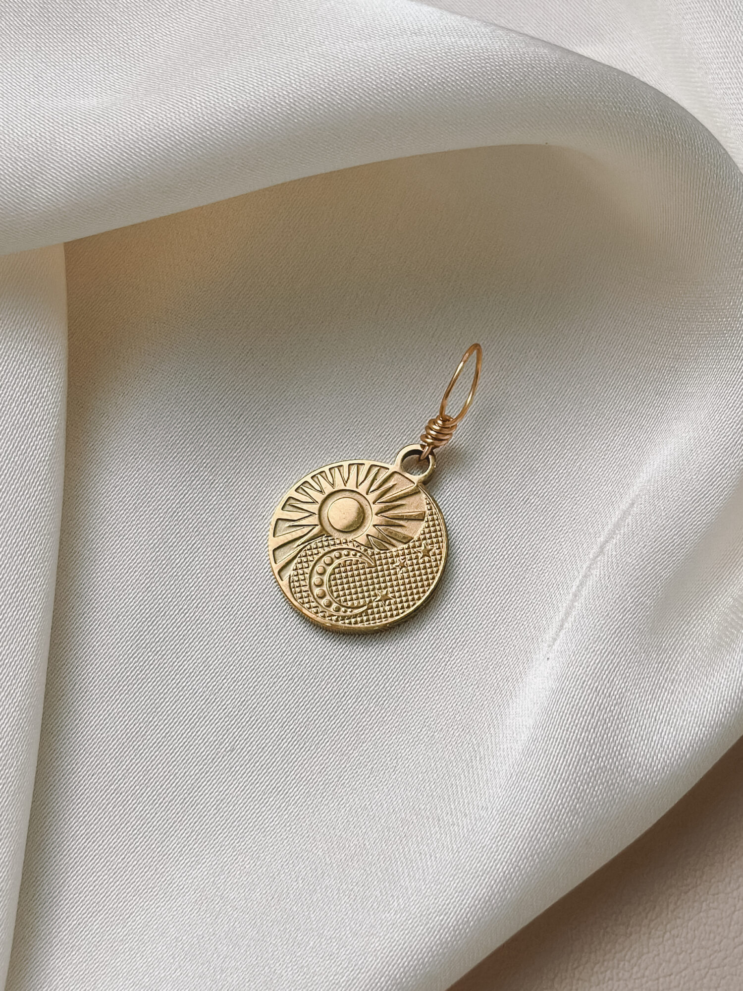 Dualität ☯️ Dualität ist das Zusammenspiel von Gegensätzen – wie Tag und Nacht, Sonne und Mond, Aktivität und Ruhe. Sie erinnert uns daran, dass wir nicht nur eines sein müssen. Alles darf gleichzeitig in uns existieren. Dualität vereint die Symbole von Sonne, Mond und Yin & Yang – und lädt dich ein, deine innere Balance zu leben. In dir wirken Gegensätze: Licht und Schatten, Stille und Kraft. Dieser Anhänger ist dein Begleiter für Zeiten, in denen du dich wieder in dir selbst ausrichten willst. Er zeigt dir: Du bist ganz – auch dann, wenn du zwischen Extremen pendelst. Gerade das macht dich lebendig. ✨ Bedeutung von Dualität: Sonne & Mond: Klarheit und Intuition – dein Licht im Wechsel Yin & Yang: Zwei Kräfte im Einklang – du brauchst keine Entscheidung Balance: Dein Gleichgewicht darf sich verändern Lebensrhythmus: Phasen, Stimmungen, Wandel – du darfst mitgehen Ganzheit: Du bist vollständig, mit allem, was in dir lebt 🕊️ Affirmation: „Ich bin ganz – im Wechsel, im Gleichgewicht, im Sein.“ Details zum Schmuck Material: PVD-Vakuumbeschichtung 304 Edelstahl 14K Echtgold plattiert  Größe: 18mm x 15mm und mit einer stabilen Öse versehen. Der Anhänger passt zu deiner YOUR.line Kette Ein kleiner Begleiter mit großer Bedeutung – minimalistisch, zeitlos und voller Kraft. 🤍 Lieferumfang: nur Anhänger