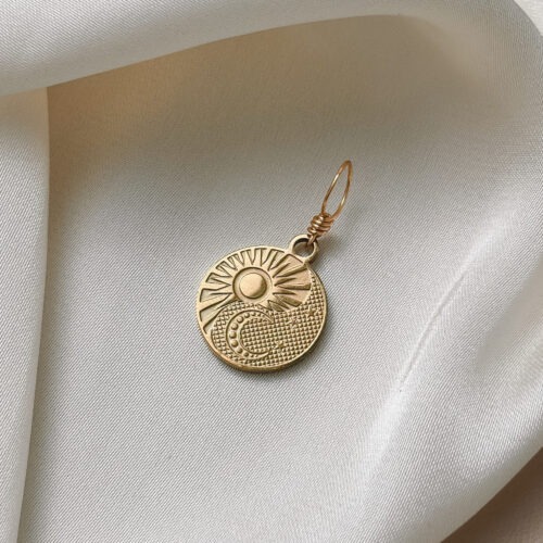 Dualität ☯️ Dualität ist das Zusammenspiel von Gegensätzen – wie Tag und Nacht, Sonne und Mond, Aktivität und Ruhe. Sie erinnert uns daran, dass wir nicht nur eines sein müssen. Alles darf gleichzeitig in uns existieren. Dualität vereint die Symbole von Sonne, Mond und Yin & Yang – und lädt dich ein, deine innere Balance zu leben. In dir wirken Gegensätze: Licht und Schatten, Stille und Kraft. Dieser Anhänger ist dein Begleiter für Zeiten, in denen du dich wieder in dir selbst ausrichten willst. Er zeigt dir: Du bist ganz – auch dann, wenn du zwischen Extremen pendelst. Gerade das macht dich lebendig. ✨ Bedeutung von Dualität: Sonne & Mond: Klarheit und Intuition – dein Licht im Wechsel Yin & Yang: Zwei Kräfte im Einklang – du brauchst keine Entscheidung Balance: Dein Gleichgewicht darf sich verändern Lebensrhythmus: Phasen, Stimmungen, Wandel – du darfst mitgehen Ganzheit: Du bist vollständig, mit allem, was in dir lebt 🕊️ Affirmation: „Ich bin ganz – im Wechsel, im Gleichgewicht, im Sein.“ Details zum Schmuck Material: PVD-Vakuumbeschichtung 304 Edelstahl 14K Echtgold plattiert  Größe: 18mm x 15mm und mit einer stabilen Öse versehen. Der Anhänger passt zu deiner YOUR.line Kette Ein kleiner Begleiter mit großer Bedeutung – minimalistisch, zeitlos und voller Kraft. 🤍 Lieferumfang: nur Anhänger