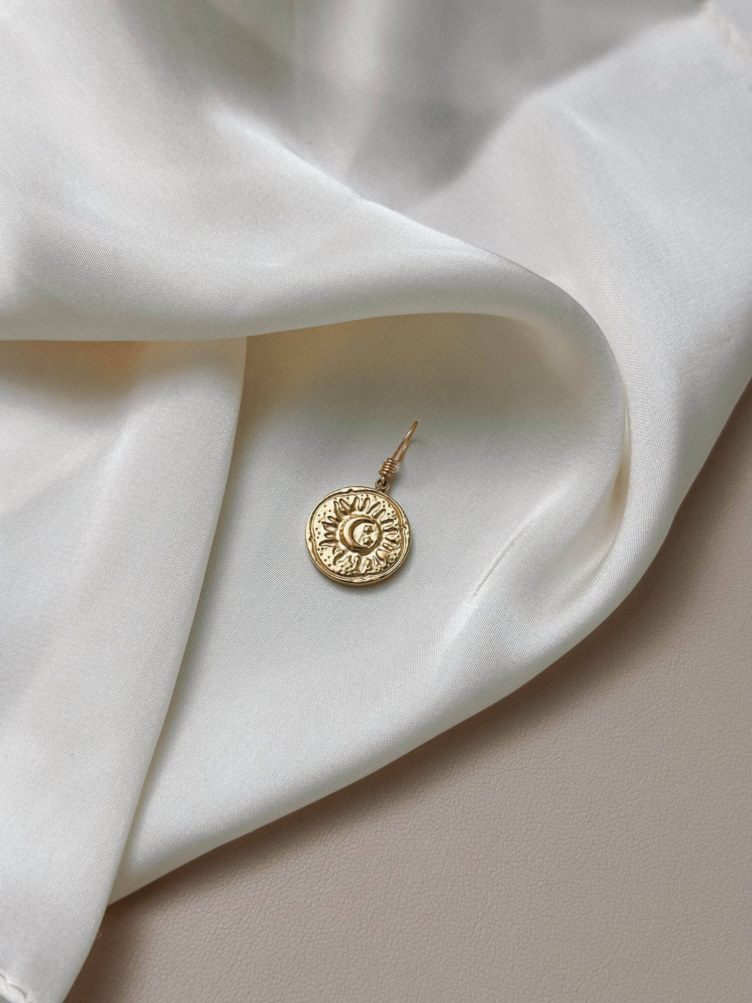 Kosmische Einheit 🌞🌙 Definition: Kosmische Einheit beschreibt das Zusammenspiel von Licht und Dunkel, Aktivität und Ruhe – wie ein Tanz von Sonne und Mond. Sie erinnert dich daran, dass Gegensätze keine Trennung bedeuten, sondern ein natürlicher Teil von Ganzheit sind. Sonne und Mond treffen in diesem Symbol aufeinander – zwei Kräfte, die sich scheinbar gegenüberstehen und doch im Gleichgewicht wirken. „Kosmische Einheit“ lädt dich ein, all deine Anteile liebevoll zu verbinden: deine strahlende Kraft und deine stille Tiefe, dein Leuchten und dein Lauschen. Dieser Anhänger begleitet dich in Momenten, in denen du dich nach Harmonie sehnst – nicht im Sinne von Stillstand, sondern als fließender Tanz durch Licht und Schatten. Du bist Teil eines größeren Ganzen – und gleichzeitig ganz du. ✨ Bedeutung von Kosmische Einheit: Sonne & Mond: äußere Kraft und innere Weisheit – gemeinsam stark Balance: Gleichgewicht zwischen Aktivität und Rückzug Wechsel & Wandel: alles in dir ist in Bewegung – und das ist gut so Ganzheit: du musst dich nicht entscheiden – du bist beides Verbindung mit dem Kosmos: du bist Teil des großen Ganzen 🕊️ Affirmation: „Ich bin Licht und Dunkel – vereint im Tanz des Lebens.“ Details zum Schmuck Material: PVD-Vakuumbeschichtung 304 Edelstahl 14K Echtgold plattiert  Größe: 19mm x 16mm und mit einer stabilen Öse versehen. Der Anhänger passt zu deiner YOUR.line Kette Ein kleiner Begleiter mit großer Bedeutung – minimalistisch, zeitlos und voller Kraft. 🤍 Lieferumfang: nur Anhänge