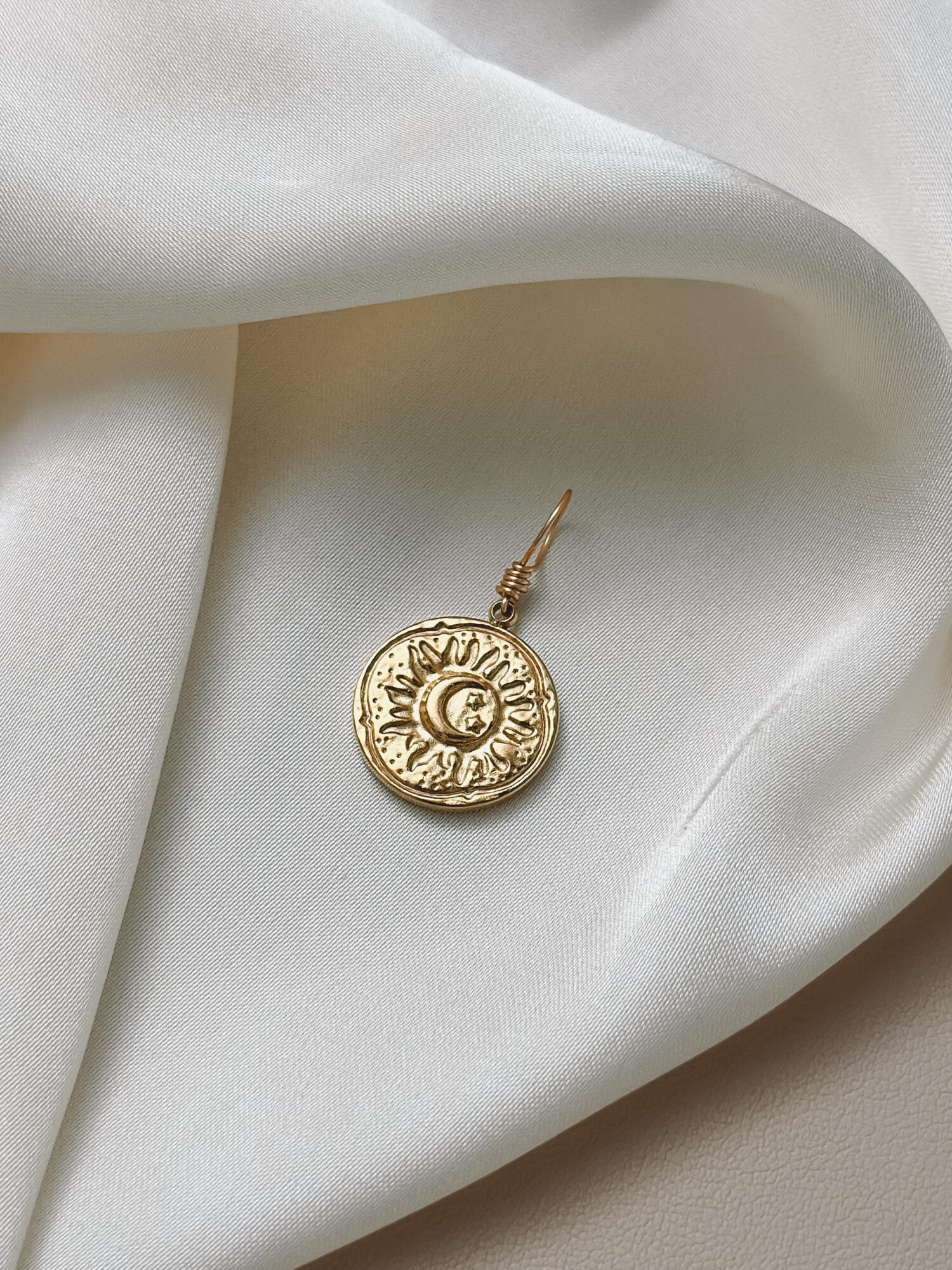 Kosmische Einheit 🌞🌙 Definition: Kosmische Einheit beschreibt das Zusammenspiel von Licht und Dunkel, Aktivität und Ruhe – wie ein Tanz von Sonne und Mond. Sie erinnert dich daran, dass Gegensätze keine Trennung bedeuten, sondern ein natürlicher Teil von Ganzheit sind. Sonne und Mond treffen in diesem Symbol aufeinander – zwei Kräfte, die sich scheinbar gegenüberstehen und doch im Gleichgewicht wirken. „Kosmische Einheit“ lädt dich ein, all deine Anteile liebevoll zu verbinden: deine strahlende Kraft und deine stille Tiefe, dein Leuchten und dein Lauschen. Dieser Anhänger begleitet dich in Momenten, in denen du dich nach Harmonie sehnst – nicht im Sinne von Stillstand, sondern als fließender Tanz durch Licht und Schatten. Du bist Teil eines größeren Ganzen – und gleichzeitig ganz du. ✨ Bedeutung von Kosmische Einheit: Sonne & Mond: äußere Kraft und innere Weisheit – gemeinsam stark Balance: Gleichgewicht zwischen Aktivität und Rückzug Wechsel & Wandel: alles in dir ist in Bewegung – und das ist gut so Ganzheit: du musst dich nicht entscheiden – du bist beides Verbindung mit dem Kosmos: du bist Teil des großen Ganzen 🕊️ Affirmation: „Ich bin Licht und Dunkel – vereint im Tanz des Lebens.“ Details zum Schmuck Material: PVD-Vakuumbeschichtung 304 Edelstahl 14K Echtgold plattiert  Größe: 19mm x 16mm und mit einer stabilen Öse versehen. Der Anhänger passt zu deiner YOUR.line Kette Ein kleiner Begleiter mit großer Bedeutung – minimalistisch, zeitlos und voller Kraft. 🤍 Lieferumfang: nur Anhänge