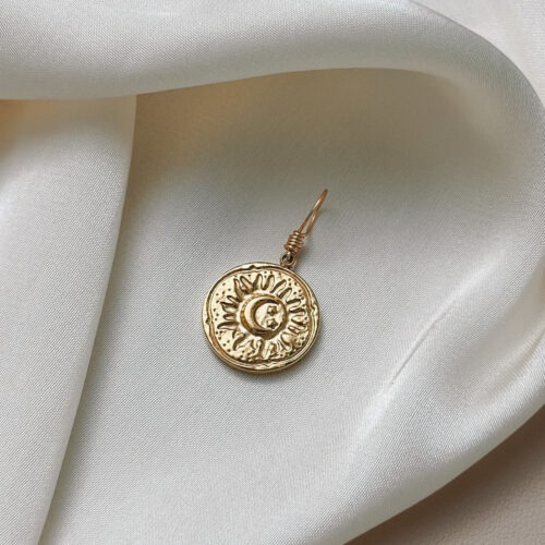 Kosmische Einheit 🌞🌙 Definition: Kosmische Einheit beschreibt das Zusammenspiel von Licht und Dunkel, Aktivität und Ruhe – wie ein Tanz von Sonne und Mond. Sie erinnert dich daran, dass Gegensätze keine Trennung bedeuten, sondern ein natürlicher Teil von Ganzheit sind. Sonne und Mond treffen in diesem Symbol aufeinander – zwei Kräfte, die sich scheinbar gegenüberstehen und doch im Gleichgewicht wirken. „Kosmische Einheit“ lädt dich ein, all deine Anteile liebevoll zu verbinden: deine strahlende Kraft und deine stille Tiefe, dein Leuchten und dein Lauschen. Dieser Anhänger begleitet dich in Momenten, in denen du dich nach Harmonie sehnst – nicht im Sinne von Stillstand, sondern als fließender Tanz durch Licht und Schatten. Du bist Teil eines größeren Ganzen – und gleichzeitig ganz du. ✨ Bedeutung von Kosmische Einheit: Sonne & Mond: äußere Kraft und innere Weisheit – gemeinsam stark Balance: Gleichgewicht zwischen Aktivität und Rückzug Wechsel & Wandel: alles in dir ist in Bewegung – und das ist gut so Ganzheit: du musst dich nicht entscheiden – du bist beides Verbindung mit dem Kosmos: du bist Teil des großen Ganzen 🕊️ Affirmation: „Ich bin Licht und Dunkel – vereint im Tanz des Lebens.“ Details zum Schmuck Material: PVD-Vakuumbeschichtung 304 Edelstahl 14K Echtgold plattiert  Größe: 19mm x 16mm und mit einer stabilen Öse versehen. Der Anhänger passt zu deiner YOUR.line Kette Ein kleiner Begleiter mit großer Bedeutung – minimalistisch, zeitlos und voller Kraft. 🤍 Lieferumfang: nur Anhänge