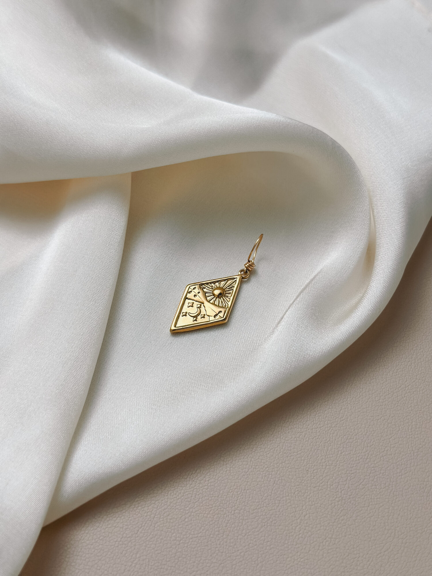 Zeitenwechsel ⏳ Zeitenwechsel steht für den natürlichen Rhythmus zwischen Tag und Nacht – Licht und Dunkel, Aktivität und Ruhe. Ein stetiger Wandel, der uns zeigt: Nichts bleibt, wie es ist. Und genau darin liegt die Kraft. Die Sonne geht auf, der Tag beginnt – hell, lebendig, bewegt. Dann kehrt die Nacht ein – still, weich, tief. Beide Zeiten tragen ihre eigene Energie. Beide schenken dir etwas. Der Anhänger „Zeitenwechsel“ erinnert dich daran, mit diesem Rhythmus zu fließen. Nicht immer gleich funktionieren zu müssen. Sondern dich den Zyklen hinzugeben – deiner Energie zu vertrauen – und zwischen Licht und Dunkel deine Mitte zu finden. Er ist dein Begleiter, wenn du dich in Übergangsphasen befindest – oder spürst, dass du dem Wandel gerade Raum geben darfst. Alles hat seine Zeit. Alles darf kommen – und gehen. ✨ Bedeutung von Zeitenwechsel: • Tag & Nacht: Balance zwischen Tun und Ruhen • Rhythmus: Leben im Einklang mit deinem natürlichen Tempo • Wandel: Du darfst dich verändern – immer wieder • Selbstfürsorge: Du musst nicht immer leisten • Vertrauen: In jedem Ende liegt ein Anfang 🕊️ Affirmation: „Ich folge meinem Rhythmus – und finde Frieden im Wandel.“ Details zum Schmuck Material: PVD-Vakuumbeschichtung 304 Edelstahl 14K Echtgold plattiert  Größe: 25.5mm x 14mm und mit einer stabilen Öse versehen. Der Anhänger passt zu deiner YOUR.line Kette Ein kleiner Begleiter mit großer Bedeutung – minimalistisch, zeitlos und voller Kraft. 🤍 Lieferumfang: nur Anhänger