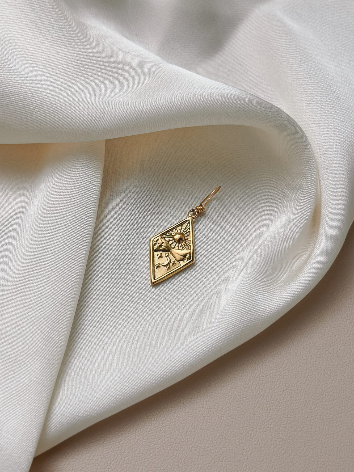 Zeitenwechsel ⏳ Zeitenwechsel steht für den natürlichen Rhythmus zwischen Tag und Nacht – Licht und Dunkel, Aktivität und Ruhe. Ein stetiger Wandel, der uns zeigt: Nichts bleibt, wie es ist. Und genau darin liegt die Kraft. Die Sonne geht auf, der Tag beginnt – hell, lebendig, bewegt. Dann kehrt die Nacht ein – still, weich, tief. Beide Zeiten tragen ihre eigene Energie. Beide schenken dir etwas. Der Anhänger „Zeitenwechsel“ erinnert dich daran, mit diesem Rhythmus zu fließen. Nicht immer gleich funktionieren zu müssen. Sondern dich den Zyklen hinzugeben – deiner Energie zu vertrauen – und zwischen Licht und Dunkel deine Mitte zu finden. Er ist dein Begleiter, wenn du dich in Übergangsphasen befindest – oder spürst, dass du dem Wandel gerade Raum geben darfst. Alles hat seine Zeit. Alles darf kommen – und gehen. ✨ Bedeutung von Zeitenwechsel: • Tag & Nacht: Balance zwischen Tun und Ruhen • Rhythmus: Leben im Einklang mit deinem natürlichen Tempo • Wandel: Du darfst dich verändern – immer wieder • Selbstfürsorge: Du musst nicht immer leisten • Vertrauen: In jedem Ende liegt ein Anfang 🕊️ Affirmation: „Ich folge meinem Rhythmus – und finde Frieden im Wandel.“ Details zum Schmuck Material: PVD-Vakuumbeschichtung 304 Edelstahl 14K Echtgold plattiert  Größe: 25.5mm x 14mm und mit einer stabilen Öse versehen. Der Anhänger passt zu deiner YOUR.line Kette Ein kleiner Begleiter mit großer Bedeutung – minimalistisch, zeitlos und voller Kraft. 🤍 Lieferumfang: nur Anhänger