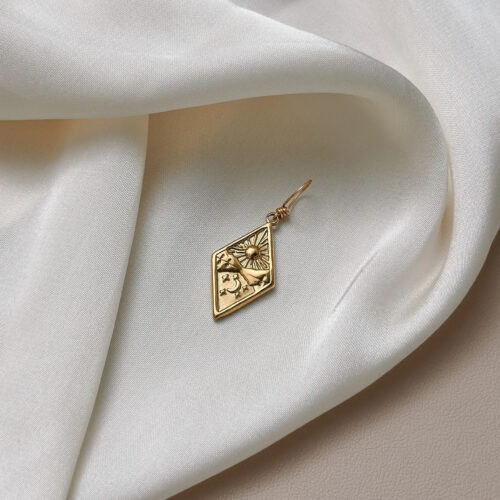 Zeitenwechsel ⏳ Zeitenwechsel steht für den natürlichen Rhythmus zwischen Tag und Nacht – Licht und Dunkel, Aktivität und Ruhe. Ein stetiger Wandel, der uns zeigt: Nichts bleibt, wie es ist. Und genau darin liegt die Kraft. Die Sonne geht auf, der Tag beginnt – hell, lebendig, bewegt. Dann kehrt die Nacht ein – still, weich, tief. Beide Zeiten tragen ihre eigene Energie. Beide schenken dir etwas. Der Anhänger „Zeitenwechsel“ erinnert dich daran, mit diesem Rhythmus zu fließen. Nicht immer gleich funktionieren zu müssen. Sondern dich den Zyklen hinzugeben – deiner Energie zu vertrauen – und zwischen Licht und Dunkel deine Mitte zu finden. Er ist dein Begleiter, wenn du dich in Übergangsphasen befindest – oder spürst, dass du dem Wandel gerade Raum geben darfst. Alles hat seine Zeit. Alles darf kommen – und gehen. ✨ Bedeutung von Zeitenwechsel: • Tag & Nacht: Balance zwischen Tun und Ruhen • Rhythmus: Leben im Einklang mit deinem natürlichen Tempo • Wandel: Du darfst dich verändern – immer wieder • Selbstfürsorge: Du musst nicht immer leisten • Vertrauen: In jedem Ende liegt ein Anfang 🕊️ Affirmation: „Ich folge meinem Rhythmus – und finde Frieden im Wandel.“ Details zum Schmuck Material: PVD-Vakuumbeschichtung 304 Edelstahl 14K Echtgold plattiert  Größe: 25.5mm x 14mm und mit einer stabilen Öse versehen. Der Anhänger passt zu deiner YOUR.line Kette Ein kleiner Begleiter mit großer Bedeutung – minimalistisch, zeitlos und voller Kraft. 🤍 Lieferumfang: nur Anhänger