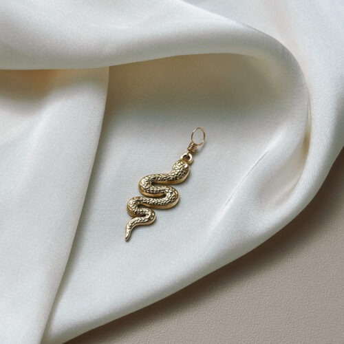 Schlange 🐍 Die Schlange ist ein uraltes Symbol für Wandlung, Lebenskraft und spirituelles Erwachen. Sie streift ihre Haut ab – Schicht für Schicht – und erinnert dich daran, dass du dich immer wieder neu erfinden darfst. Im Yoga und in vielen spirituellen Lehren steht die Schlange für die Kundalini-Energie: eine schöpferische Kraft, die im Inneren ruht und darauf wartet, sich zu entfalten. Als Talisman begleitet dich die Schlange auf deinem Weg zu mehr Bewusstsein, innerer Klarheit und verkörperter Kraft. Sie steht für Erneuerung, Weisheit und das Vertrauen in deine natürliche Entwicklung. ⸻ ✨ Bedeutung der Schlange: • Transformation & Erneuerung: Die Schlange erinnert dich daran, alte Muster loszulassen und dich neu auszurichten. • Kundalini & Lebenskraft: Sie symbolisiert die schlafende Energie in dir – bereit, aufzusteigen und dich zu durchströmen. • Instinkt & Intuition: Die Schlange steht für eine tiefe Verbindung zu deinem inneren Wissen. • Heilung & Regeneration: In vielen Kulturen ist sie ein Zeichen für Selbstheilung und zyklische Erneuerung. • Weisheit & Schutz: Als Hüterin des Wandels begleitet sie dich durch Phasen des Übergangs. ⸻ 🕊️ Affirmation: „Ich lasse los, was war – und erwache in meiner ganzen Kraft.“