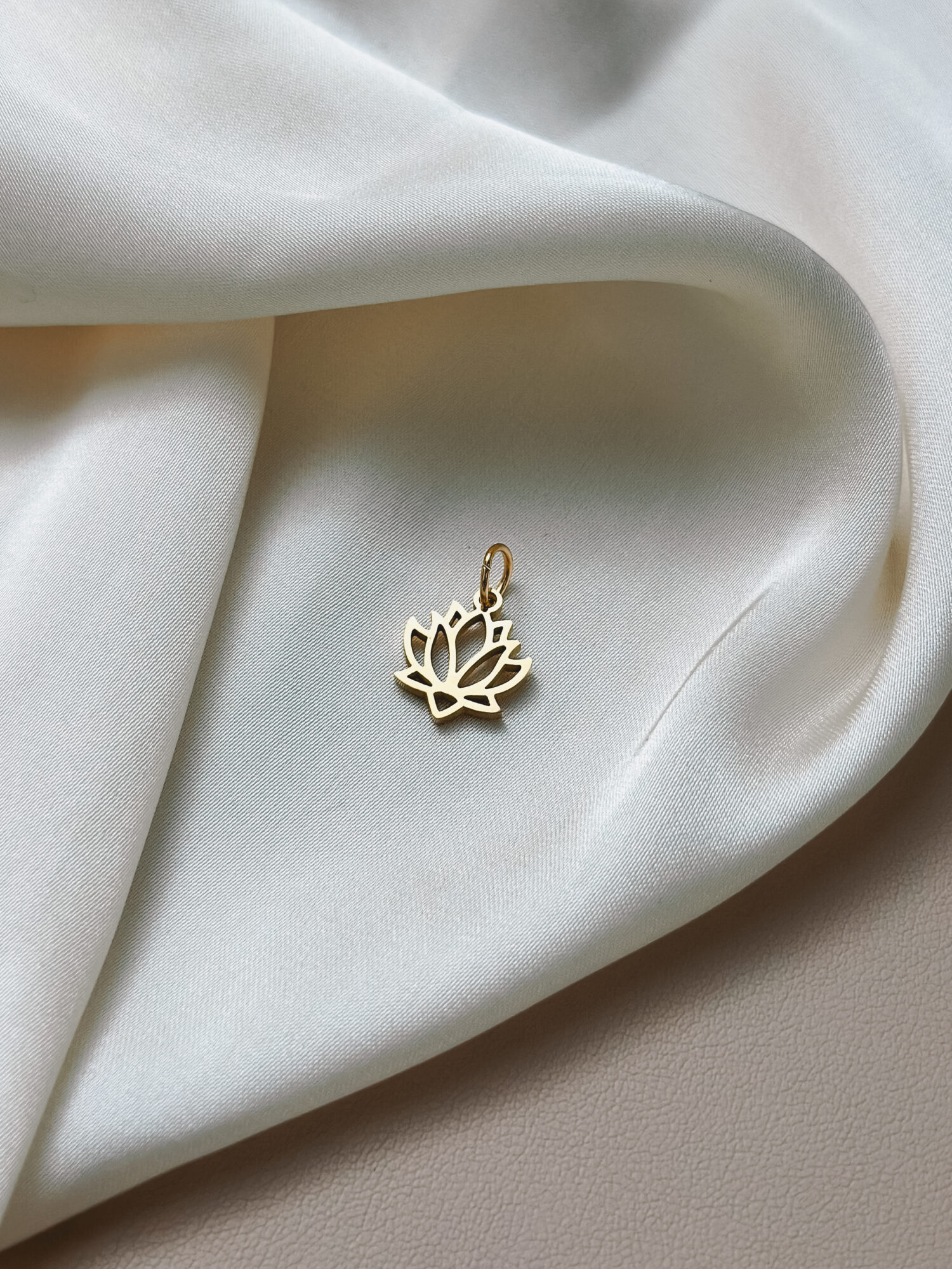 Lotus 🌸 Der Lotus ist ein kraftvolles Symbol für Wachstum, Reinheit und innere Entfaltung. Er wächst aus schlammigem Wasser empor und öffnet seine Blüte jeden Tag neu – ein stiller Beweis dafür, dass Schönheit und Klarheit auch aus dunklen Phasen entstehen können. Der Lotus begleitet dich als Talisman auf deinem Weg zu innerer Stärke, Leichtigkeit und Vertrauen in deinen eigenen Rhythmus. ✨ Bedeutung des Lotus: Reinheit & Unberührtheit: Obwohl der Lotus aus trübem Wasser wächst, bleibt er stets sauber – ein Symbol für innere Klarheit und geistige Reinheit. Wiedergeburt & Neuanfang: Der Lotus schließt sich bei Dunkelheit und öffnet sich bei Licht – ein Sinnbild für tägliches Aufblühen, Wandel und Erneuerung. Spiritualität & Erleuchtung: In östlichen Traditionen steht der Lotus für den Weg zur Erleuchtung – er wächst durch das Dunkel ins Licht und verbindet Körper, Geist und Seele. Unabhängigkeit & innere Stärke: Der Lotus entfaltet sich aus eigener Kraft – ein Zeichen für Selbstvertrauen, Heilung und die Rückverbindung mit dem wahren Selbst. 🕊️  Affirmation: „Ich wachse aus meiner Tiefe – ruhig, klar und in meiner ganzen Schönheit.“ Details zum Schmuck Gefertigt aus 18k vergoldetem Edelstahl, ca. 18 mm groß und mit einer stabilen Öse versehen. Der Anhänger passt zu deiner YOUR.line Kette  Ein kleiner Begleiter mit großer Bedeutung – minimalistisch, zeitlos und voller Kraft. 🤍 Lieferumfang: nur Anhänger