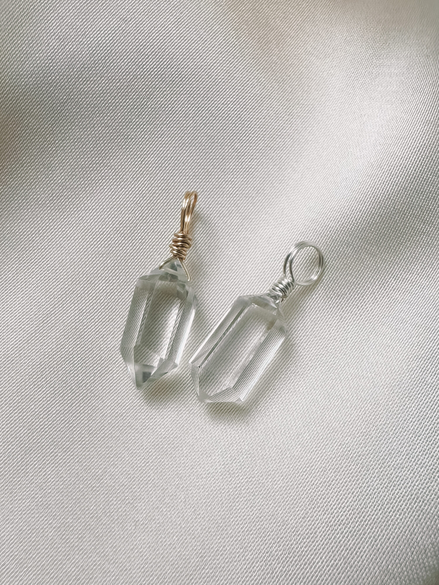 Bergkristall – Der Edelstein der Klarheit und Verbindung ❄️✨ Ich bin verbunden mit meinem inneren Licht und erkenne, was wirklich zählt. Der Bergkristall wirkt wie ein Lichtstrahl in der Dunkelheit – er klärt, reinigt und bringt dich zurück zu deinem Kern. Wenn du dich überfordert fühlst oder den Überblick verlierst, unterstützt er dich dabei, Gedanken zu ordnen, deine Energie neu auszurichten und innere Ruhe zu finden. Als „Meisterheiler“ verstärkt er die Wirkung anderer Edelsteine und öffnet eine Brücke zwischen Körper, Geist und Seele. Seine reine, kristallklare Energie lädt dich ein, unverfälscht zu dir selbst zurückzukehren – klar, rein und voller Kraft. ✨ Bergkristall Eigenschaften Mental: Einklang, Energieblockaden lösen, energetische Verstärkung, Hoffnung, Intuition, Klarheit, Lichtbringer, Mut, Schutz vor Strahlung, spirituelles Wachstum, Transformation, Harmonisierung des Energiefeldes Chakra: Kronenchakra & Drittes Auge Planet: Sonne Element: Vereinigung aller Elemente Sternzeichen: Stier, Zwillinge, Löwe, Steinbock, Wassermann 🗿 Mineralogische & historische Fakten Bergkristall ist die farblose Varietät von Quarz (SiO₂) und eines der häufigsten Mineralien der Erde. Er bildet sich in magmatischen und metamorphen Gesteinen und kann in beeindruckend großen, transparenten Kristallen vorkommen. Mit seiner Härte von 7 auf der Mohs-Skala und seinem klaren Glanz gehört er zu den beliebtesten Schmuck- und Heilsteinen. In der Antike galt er als „ewiges Eis“, das niemals schmilzt. Schon damals wurde er für seine Reinheit und seine Lichtbrechung geschätzt. In vielen Kulturen gilt er als Lichtbringer, Kraftspender und Verstärker von Energie. Bis heute wird er in der Heil- und Energiearbeit eingesetzt, um Körper und Geist zu reinigen und die Wirkung anderer Steine zu verstärken. Verlasse dich bei der Wahl auf deine Intuition, der erste Impuls ist immer der Richtige. Du möchtest mehr über Edle.Steine erfahren? Besuche mich auf Instagram ❤️  Edle.Stein entdecken  Du hast Fragen zum? Ganz einfach und unkompliziert Kontakt aufnehmen  Kontakt