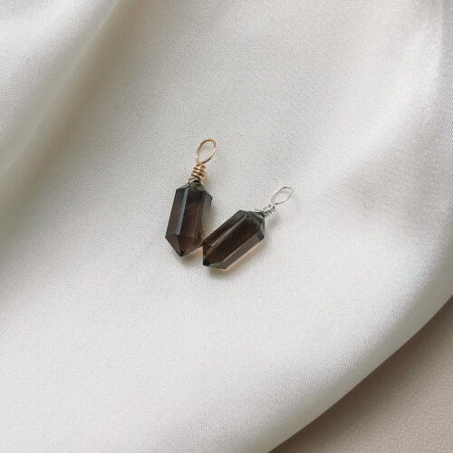 Rauchquarz – Der Edelstein der Erdung und Gelassenheit 🌑🌲 Ich lasse los und finde Ruhe in meiner inneren Stabilität. Rauchquarz ist ein stiller Begleiter, der dich zurück auf den Boden bringt. Er erdet, wenn Gedanken zu schnell kreisen, und stärkt deine innere Ausdauer. In Zeiten von Stress oder Unsicherheit erinnert er dich daran, dass Klarheit und Gelassenheit entstehen, wenn du Altes loslässt und dich dem Neuen öffnest. Seine sanfte, rauchige Energie schützt vor negativen Einflüssen und hilft dir, Sorgen Schritt für Schritt abzugeben. Rauchquarz schenkt dir Vertrauen in den eigenen Weg und verbindet dich tief mit der Natur – fest verwurzelt, ruhig und klar. ✨ Rauchquarz Eigenschaften Mental: Schutz, Stabilität, Loslassen, Neubeginn, Entspannung, Naturverbundenheit, Ausdauer, Lebensfreude, Fokus, Willenskraft, Stressabbau Körper: Kopfschmerzen, Stressmanagement, Muskulatur, Nervensystem Chakra: Wurzelchakra Planet: Saturn Element: Erde Sternzeichen: Stier, Waage, Steinbock, Schütze 🗿 Mineralogische & historische Fakten Rauchquarz ist eine braun bis schwarz gefärbte Varietät des Quarzes (SiO₂). Seine Farbe entsteht durch natürliche Bestrahlung in Kombination mit Aluminiumverunreinigungen im Kristallgitter. Er gehört zur Familie der makrokristallinen Quarze und ist in vielen alpinen Regionen sowie in Brasilien, Schottland und Madagaskar zu finden. Schon die Kelten verehrten Rauchquarz als „Stein der Erde“, der Mut, Schutz und tiefe Verwurzelung schenkt. In Schottland gilt er bis heute als Nationalstein. Spirituell wird er als starker Schutz- und Erdungsstein genutzt, der die Verbindung zur Natur und den Zyklen des Lebens stärkt. Verlasse dich bei der Wahl auf deine Intuition, der erste Impuls ist immer der Richtige. Du möchtest mehr über Edle.Steine erfahren? Besuche mich auf Instagram ❤️  Edle.Stein entdecken  Du hast Fragen zum? Ganz einfach und unkompliziert Kontakt aufnehmen  Kontakt