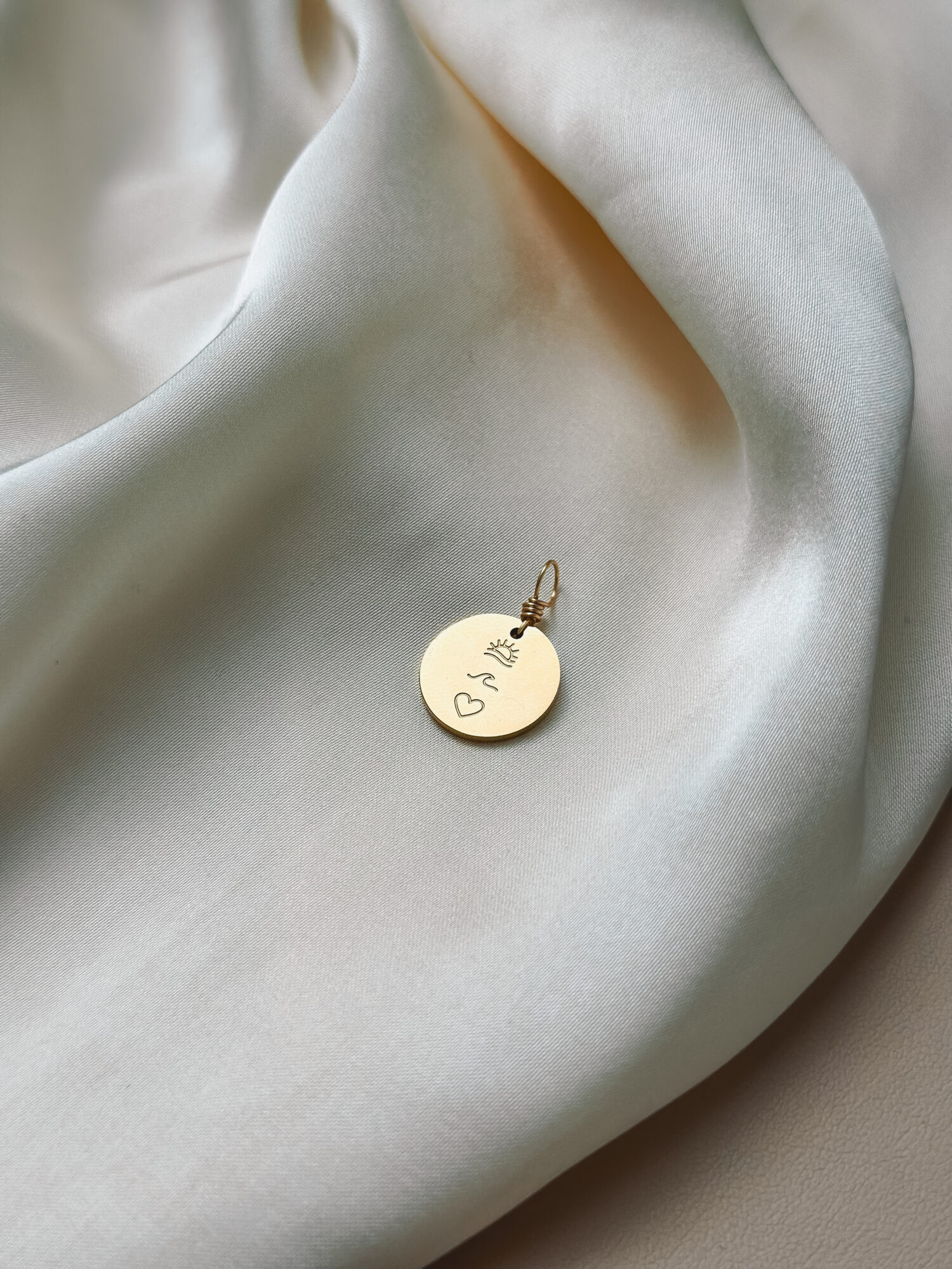 Meerweh 🌊 Meerweh ist die leise Sehnsucht nach dem Ozean – nach Weite, Freiheit und Licht. Es erinnert an den letzten Tag am Meer: den Wind auf der Haut, die Wellen, die dich umspielen, die Sonne, die langsam tiefer sinkt – und das Gefühl, ganz bei dir zu sein. Der Charm vereint Herz, Welle und Sonne – drei Symbole, die für das stehen, was dich trägt: Liebe. Fluss. Licht. Er erinnert dich daran, dass du nicht immer dort sein musst, wo dein Herz wohnt – aber du darfst es spüren. Jederzeit. ✨ Bedeutung von Meerweh: Herz: für alles, was du liebst – innen wie außen Welle: für Wandel, Bewegung und das Fließen des Lebens Sonne: für Licht, Wärme und das Erinnern an das, was war Sehnsucht & Weite: für Momente, in denen du dich nach dem Meer sehnst – und dich trotzdem verbunden fühlst Freiheit: für deine innere Küste, die du immer bei dir trägst 🕊️ Affirmation: „Ich trage das Meer in mir – frei, lichtvoll und voller Erinnerung.“ Details zum Schmuck Material: PVD-Vakuumbeschichtung 304 Edelstahl 14K Echtgold plattiert  Größe: 15 x 15 mm groß und mit einer stabilen Öse versehen. Der Anhänger passt zu deiner YOUR.line Kette Ein kleiner Begleiter mit großer Bedeutung – minimalistisch, zeitlos und voller Kraft. 🤍 Lieferumfang: nur Anhänger