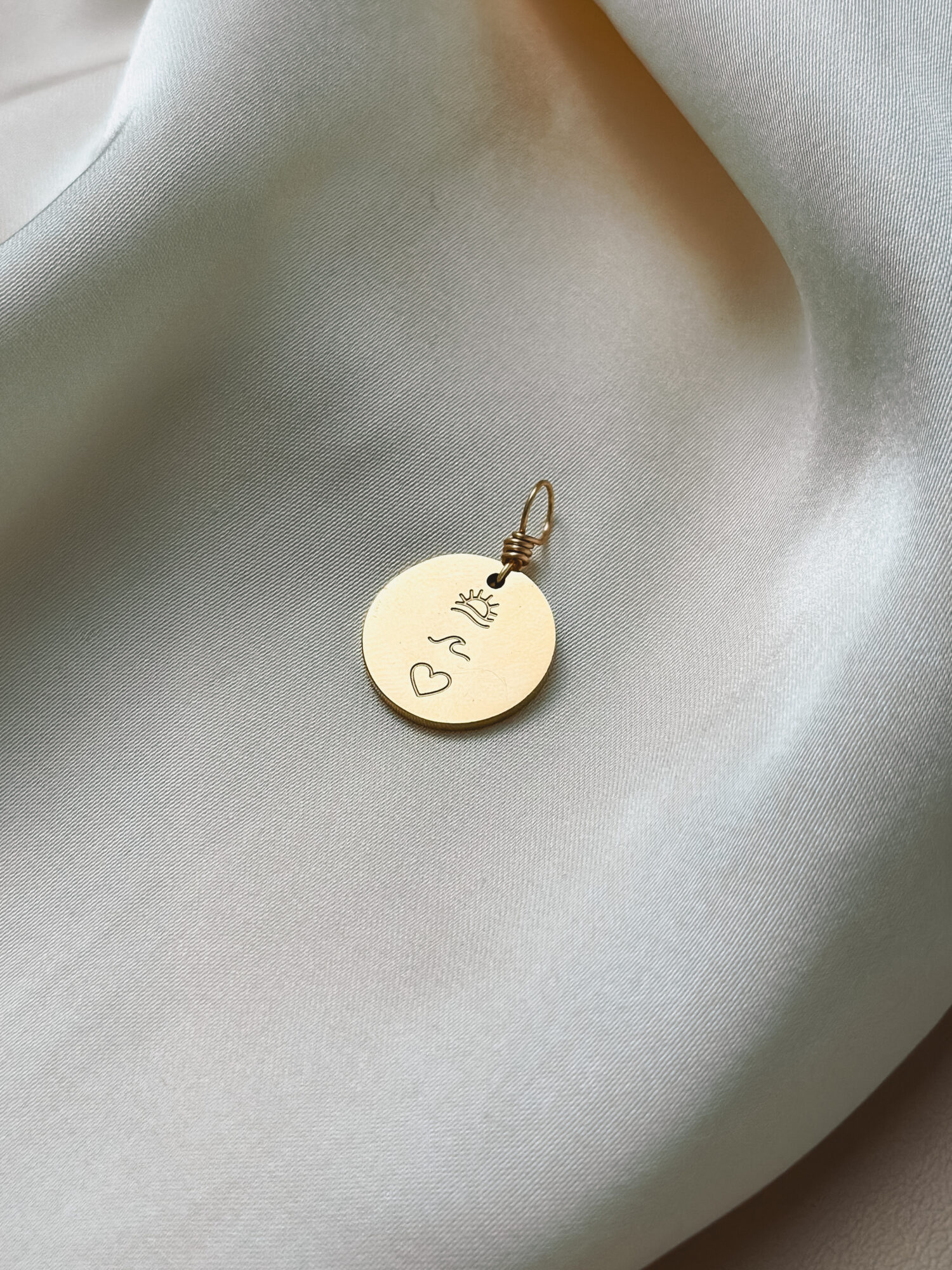 Meerweh 🌊 Meerweh ist die leise Sehnsucht nach dem Ozean – nach Weite, Freiheit und Licht. Es erinnert an den letzten Tag am Meer: den Wind auf der Haut, die Wellen, die dich umspielen, die Sonne, die langsam tiefer sinkt – und das Gefühl, ganz bei dir zu sein. Der Charm vereint Herz, Welle und Sonne – drei Symbole, die für das stehen, was dich trägt: Liebe. Fluss. Licht. Er erinnert dich daran, dass du nicht immer dort sein musst, wo dein Herz wohnt – aber du darfst es spüren. Jederzeit. ✨ Bedeutung von Meerweh: Herz: für alles, was du liebst – innen wie außen Welle: für Wandel, Bewegung und das Fließen des Lebens Sonne: für Licht, Wärme und das Erinnern an das, was war Sehnsucht & Weite: für Momente, in denen du dich nach dem Meer sehnst – und dich trotzdem verbunden fühlst Freiheit: für deine innere Küste, die du immer bei dir trägst 🕊️ Affirmation: „Ich trage das Meer in mir – frei, lichtvoll und voller Erinnerung.“ Details zum Schmuck Material: PVD-Vakuumbeschichtung 304 Edelstahl 14K Echtgold plattiert  Größe: 15 x 15 mm groß und mit einer stabilen Öse versehen. Der Anhänger passt zu deiner YOUR.line Kette Ein kleiner Begleiter mit großer Bedeutung – minimalistisch, zeitlos und voller Kraft. 🤍 Lieferumfang: nur Anhänger