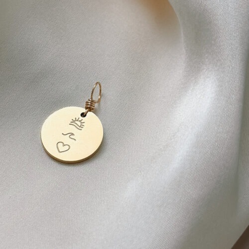 Meerweh 🌊 Meerweh ist die leise Sehnsucht nach dem Ozean – nach Weite, Freiheit und Licht. Es erinnert an den letzten Tag am Meer: den Wind auf der Haut, die Wellen, die dich umspielen, die Sonne, die langsam tiefer sinkt – und das Gefühl, ganz bei dir zu sein. Der Charm vereint Herz, Welle und Sonne – drei Symbole, die für das stehen, was dich trägt: Liebe. Fluss. Licht. Er erinnert dich daran, dass du nicht immer dort sein musst, wo dein Herz wohnt – aber du darfst es spüren. Jederzeit. ✨ Bedeutung von Meerweh: Herz: für alles, was du liebst – innen wie außen Welle: für Wandel, Bewegung und das Fließen des Lebens Sonne: für Licht, Wärme und das Erinnern an das, was war Sehnsucht & Weite: für Momente, in denen du dich nach dem Meer sehnst – und dich trotzdem verbunden fühlst Freiheit: für deine innere Küste, die du immer bei dir trägst 🕊️ Affirmation: „Ich trage das Meer in mir – frei, lichtvoll und voller Erinnerung.“ Details zum Schmuck Material: PVD-Vakuumbeschichtung 304 Edelstahl 14K Echtgold plattiert  Größe: 15 x 15 mm groß und mit einer stabilen Öse versehen. Der Anhänger passt zu deiner YOUR.line Kette Ein kleiner Begleiter mit großer Bedeutung – minimalistisch, zeitlos und voller Kraft. 🤍 Lieferumfang: nur Anhänger