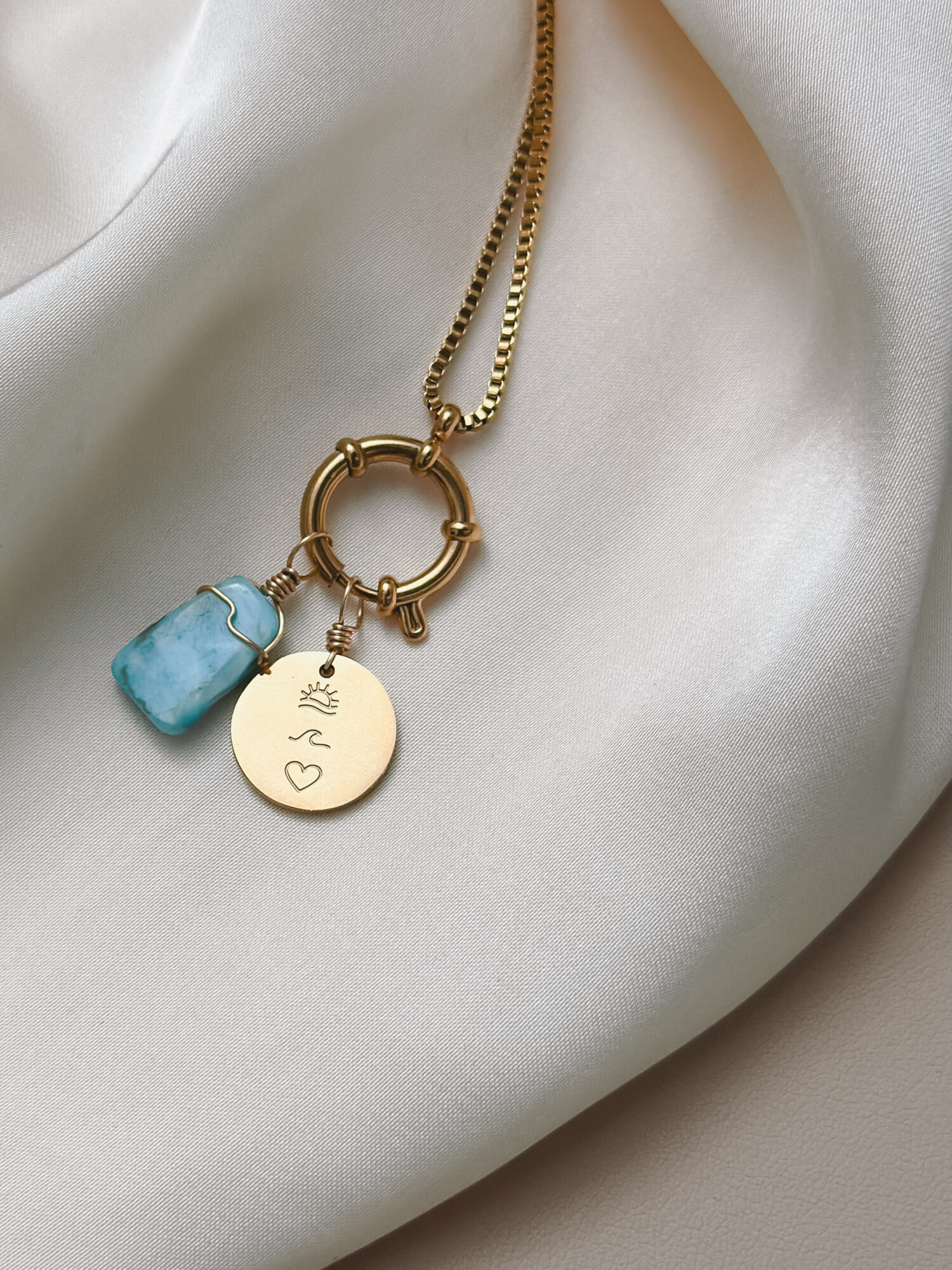 Meerweh 🌊 Meerweh ist die leise Sehnsucht nach dem Ozean – nach Weite, Freiheit und Licht. Es erinnert an den letzten Tag am Meer: den Wind auf der Haut, die Wellen, die dich umspielen, die Sonne, die langsam tiefer sinkt – und das Gefühl, ganz bei dir zu sein. Der Charm vereint Herz, Welle und Sonne – drei Symbole, die für das stehen, was dich trägt: Liebe. Fluss. Licht. Er erinnert dich daran, dass du nicht immer dort sein musst, wo dein Herz wohnt – aber du darfst es spüren. Jederzeit. ✨ Bedeutung von Meerweh: Herz: für alles, was du liebst – innen wie außen Welle: für Wandel, Bewegung und das Fließen des Lebens Sonne: für Licht, Wärme und das Erinnern an das, was war Sehnsucht & Weite: für Momente, in denen du dich nach dem Meer sehnst – und dich trotzdem verbunden fühlst Freiheit: für deine innere Küste, die du immer bei dir trägst 🕊️ Affirmation: „Ich trage das Meer in mir – frei, lichtvoll und voller Erinnerung.“ Details zum Schmuck Material: PVD-Vakuumbeschichtung 304 Edelstahl 14K Echtgold plattiert  Größe: 15 x 15 mm groß und mit einer stabilen Öse versehen. Der Anhänger passt zu deiner YOUR.line Kette Ein kleiner Begleiter mit großer Bedeutung – minimalistisch, zeitlos und voller Kraft. 🤍 Lieferumfang: nur Anhänger