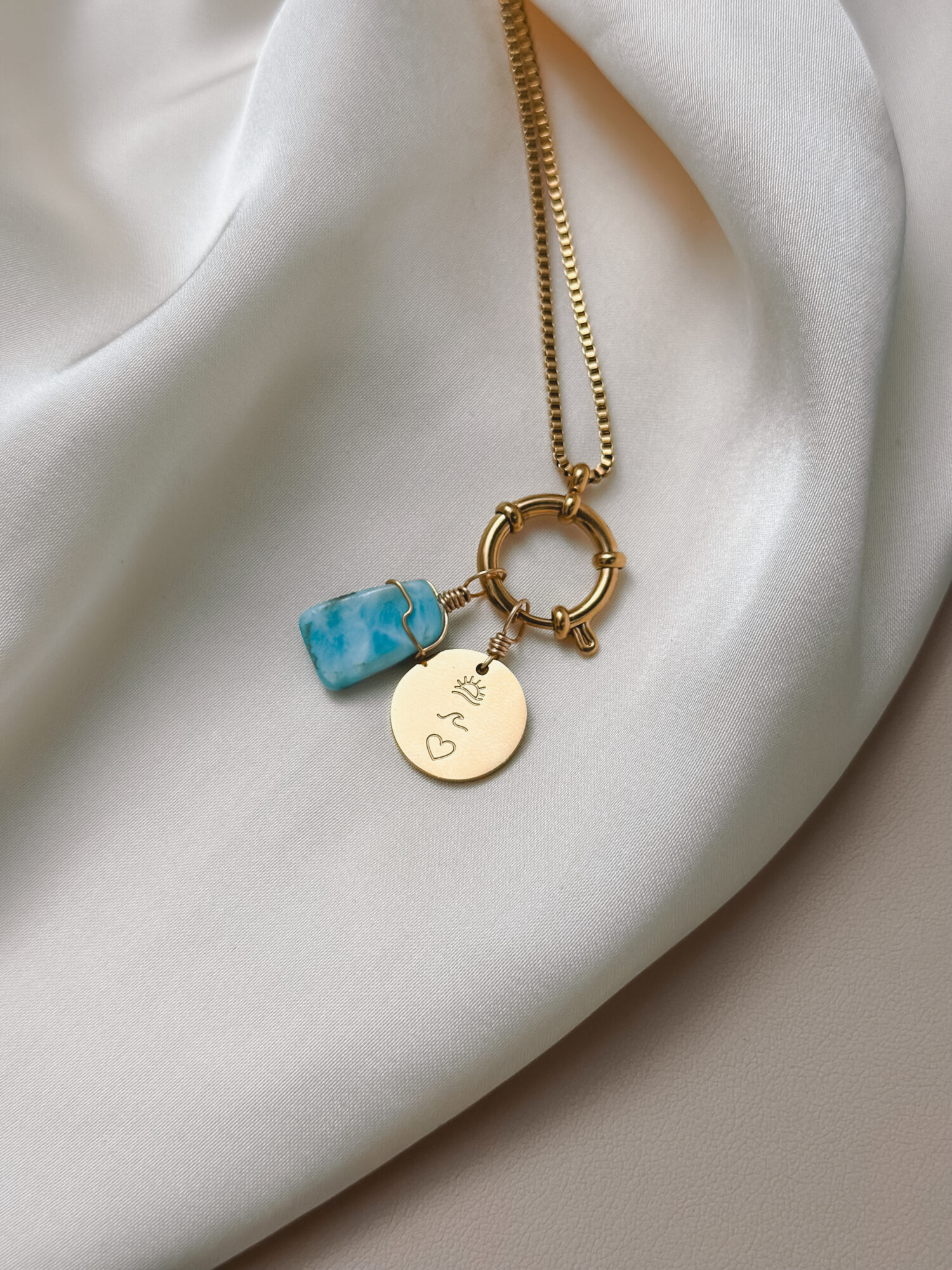 Meerweh 🌊 Meerweh ist die leise Sehnsucht nach dem Ozean – nach Weite, Freiheit und Licht. Es erinnert an den letzten Tag am Meer: den Wind auf der Haut, die Wellen, die dich umspielen, die Sonne, die langsam tiefer sinkt – und das Gefühl, ganz bei dir zu sein. Der Charm vereint Herz, Welle und Sonne – drei Symbole, die für das stehen, was dich trägt: Liebe. Fluss. Licht. Er erinnert dich daran, dass du nicht immer dort sein musst, wo dein Herz wohnt – aber du darfst es spüren. Jederzeit. ✨ Bedeutung von Meerweh: Herz: für alles, was du liebst – innen wie außen Welle: für Wandel, Bewegung und das Fließen des Lebens Sonne: für Licht, Wärme und das Erinnern an das, was war Sehnsucht & Weite: für Momente, in denen du dich nach dem Meer sehnst – und dich trotzdem verbunden fühlst Freiheit: für deine innere Küste, die du immer bei dir trägst 🕊️ Affirmation: „Ich trage das Meer in mir – frei, lichtvoll und voller Erinnerung.“ Details zum Schmuck Material: PVD-Vakuumbeschichtung 304 Edelstahl 14K Echtgold plattiert  Größe: 15 x 15 mm groß und mit einer stabilen Öse versehen. Der Anhänger passt zu deiner YOUR.line Kette Ein kleiner Begleiter mit großer Bedeutung – minimalistisch, zeitlos und voller Kraft. 🤍 Lieferumfang: nur Anhänger