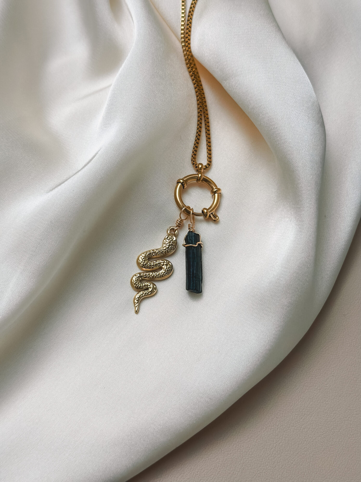 Schlange 🐍 Die Schlange ist ein uraltes Symbol für Wandlung, Lebenskraft und spirituelles Erwachen. Sie streift ihre Haut ab – Schicht für Schicht – und erinnert dich daran, dass du dich immer wieder neu erfinden darfst. Im Yoga und in vielen spirituellen Lehren steht die Schlange für die Kundalini-Energie: eine schöpferische Kraft, die im Inneren ruht und darauf wartet, sich zu entfalten. Als Talisman begleitet dich die Schlange auf deinem Weg zu mehr Bewusstsein, innerer Klarheit und verkörperter Kraft. Sie steht für Erneuerung, Weisheit und das Vertrauen in deine natürliche Entwicklung. ⸻ ✨ Bedeutung der Schlange: • Transformation & Erneuerung: Die Schlange erinnert dich daran, alte Muster loszulassen und dich neu auszurichten. • Kundalini & Lebenskraft: Sie symbolisiert die schlafende Energie in dir – bereit, aufzusteigen und dich zu durchströmen. • Instinkt & Intuition: Die Schlange steht für eine tiefe Verbindung zu deinem inneren Wissen. • Heilung & Regeneration: In vielen Kulturen ist sie ein Zeichen für Selbstheilung und zyklische Erneuerung. • Weisheit & Schutz: Als Hüterin des Wandels begleitet sie dich durch Phasen des Übergangs. ⸻ 🕊️ Affirmation: „Ich lasse los, was war – und erwache in meiner ganzen Kraft.“