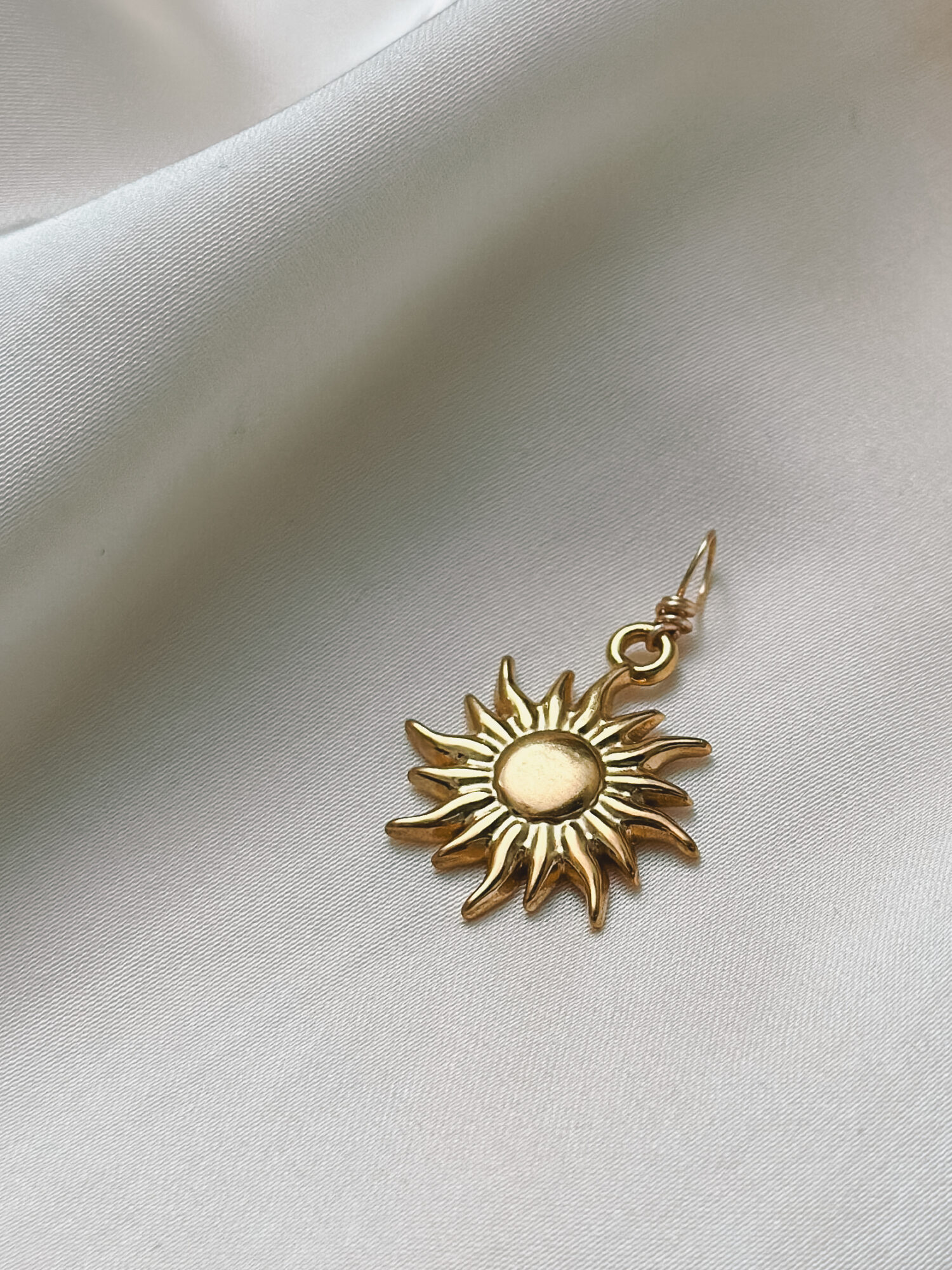 Sonne ☀️ Die Sonne steht für Kraft, Wärme und Lebensfreude. Sie schenkt Licht, macht sichtbar, was verborgen war, und erinnert dich daran, dass auch du leuchten darfst – in deiner ganzen Strahlkraft. Als Symbol begleitet dich die Sonne mit einer Energie, die nach außen wirkt: Mut, Ausstrahlung und Klarheit. Sie stärkt dein Selbstvertrauen, wärmt dein Herz und erinnert dich an deine Schöpferkraft. Die Sonne lädt dich ein, dich zu zeigen – ehrlich, offen und lebendig. ✨ Wirkung & Symbolik im Überblick: Lebenskraft: pure Energie, Wärme und Lebensfreude Selbstausdruck: dich zeigen, wie du wirklich bist Mut & Klarheit: Entscheidungen aus dem Herzen treffen Herzenergie: Licht und Liebe fließen lassen Schöpferkraft: du gestaltest dein Leben – jeden Tag neu 🕊️ Affirmation: „Ich strahle aus meinem Inneren – voller Licht, Wärme und Lebenskraft.“ Details zum Schmuck Gefertigt aus 18k vergoldetem Edelstahl, ca. 30 mm groß und mit einer stabilen Öse versehen. Der Anhänger passt zu deiner YOUR.line Kette – aber auch an viele gängige Ketten und Schmuckstücke, die du bereits trägst. Ein kleiner Begleiter mit großer Bedeutung – minimalistisch, zeitlos und voller Kraft. 🤍 Lieferumfang: nur Anhänger