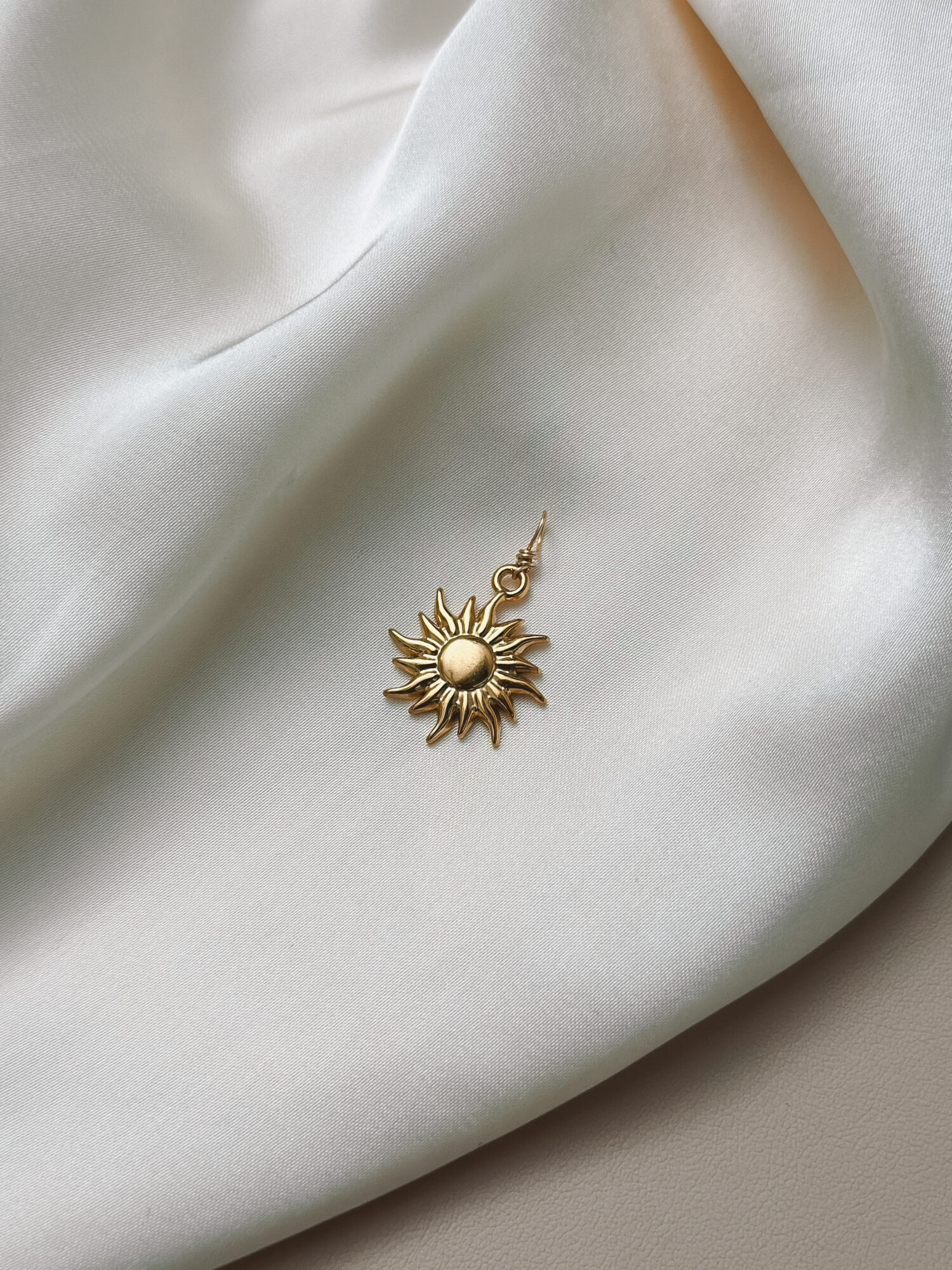 Sonne ☀️ Die Sonne steht für Kraft, Wärme und Lebensfreude. Sie schenkt Licht, macht sichtbar, was verborgen war, und erinnert dich daran, dass auch du leuchten darfst – in deiner ganzen Strahlkraft. Als Symbol begleitet dich die Sonne mit einer Energie, die nach außen wirkt: Mut, Ausstrahlung und Klarheit. Sie stärkt dein Selbstvertrauen, wärmt dein Herz und erinnert dich an deine Schöpferkraft. Die Sonne lädt dich ein, dich zu zeigen – ehrlich, offen und lebendig. ✨ Wirkung & Symbolik im Überblick: Lebenskraft: pure Energie, Wärme und Lebensfreude Selbstausdruck: dich zeigen, wie du wirklich bist Mut & Klarheit: Entscheidungen aus dem Herzen treffen Herzenergie: Licht und Liebe fließen lassen Schöpferkraft: du gestaltest dein Leben – jeden Tag neu 🕊️ Affirmation: „Ich strahle aus meinem Inneren – voller Licht, Wärme und Lebenskraft.“ Details zum Schmuck Gefertigt aus 18k vergoldetem Edelstahl, ca. 30 mm groß und mit einer stabilen Öse versehen. Der Anhänger passt zu deiner YOUR.line Kette – aber auch an viele gängige Ketten und Schmuckstücke, die du bereits trägst. Ein kleiner Begleiter mit großer Bedeutung – minimalistisch, zeitlos und voller Kraft. 🤍 Lieferumfang: nur Anhänger