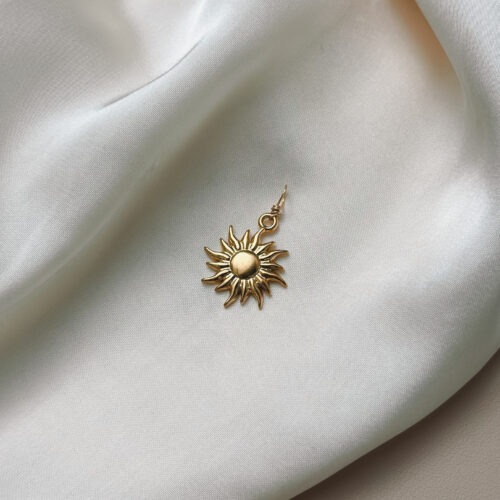 Sonne ☀️ Die Sonne steht für Kraft, Wärme und Lebensfreude. Sie schenkt Licht, macht sichtbar, was verborgen war, und erinnert dich daran, dass auch du leuchten darfst – in deiner ganzen Strahlkraft. Als Symbol begleitet dich die Sonne mit einer Energie, die nach außen wirkt: Mut, Ausstrahlung und Klarheit. Sie stärkt dein Selbstvertrauen, wärmt dein Herz und erinnert dich an deine Schöpferkraft. Die Sonne lädt dich ein, dich zu zeigen – ehrlich, offen und lebendig. ✨ Wirkung & Symbolik im Überblick: Lebenskraft: pure Energie, Wärme und Lebensfreude Selbstausdruck: dich zeigen, wie du wirklich bist Mut & Klarheit: Entscheidungen aus dem Herzen treffen Herzenergie: Licht und Liebe fließen lassen Schöpferkraft: du gestaltest dein Leben – jeden Tag neu 🕊️ Affirmation: „Ich strahle aus meinem Inneren – voller Licht, Wärme und Lebenskraft.“ Details zum Schmuck Gefertigt aus 18k vergoldetem Edelstahl, ca. 30 mm groß und mit einer stabilen Öse versehen. Der Anhänger passt zu deiner YOUR.line Kette – aber auch an viele gängige Ketten und Schmuckstücke, die du bereits trägst. Ein kleiner Begleiter mit großer Bedeutung – minimalistisch, zeitlos und voller Kraft. 🤍 Lieferumfang: nur Anhänger