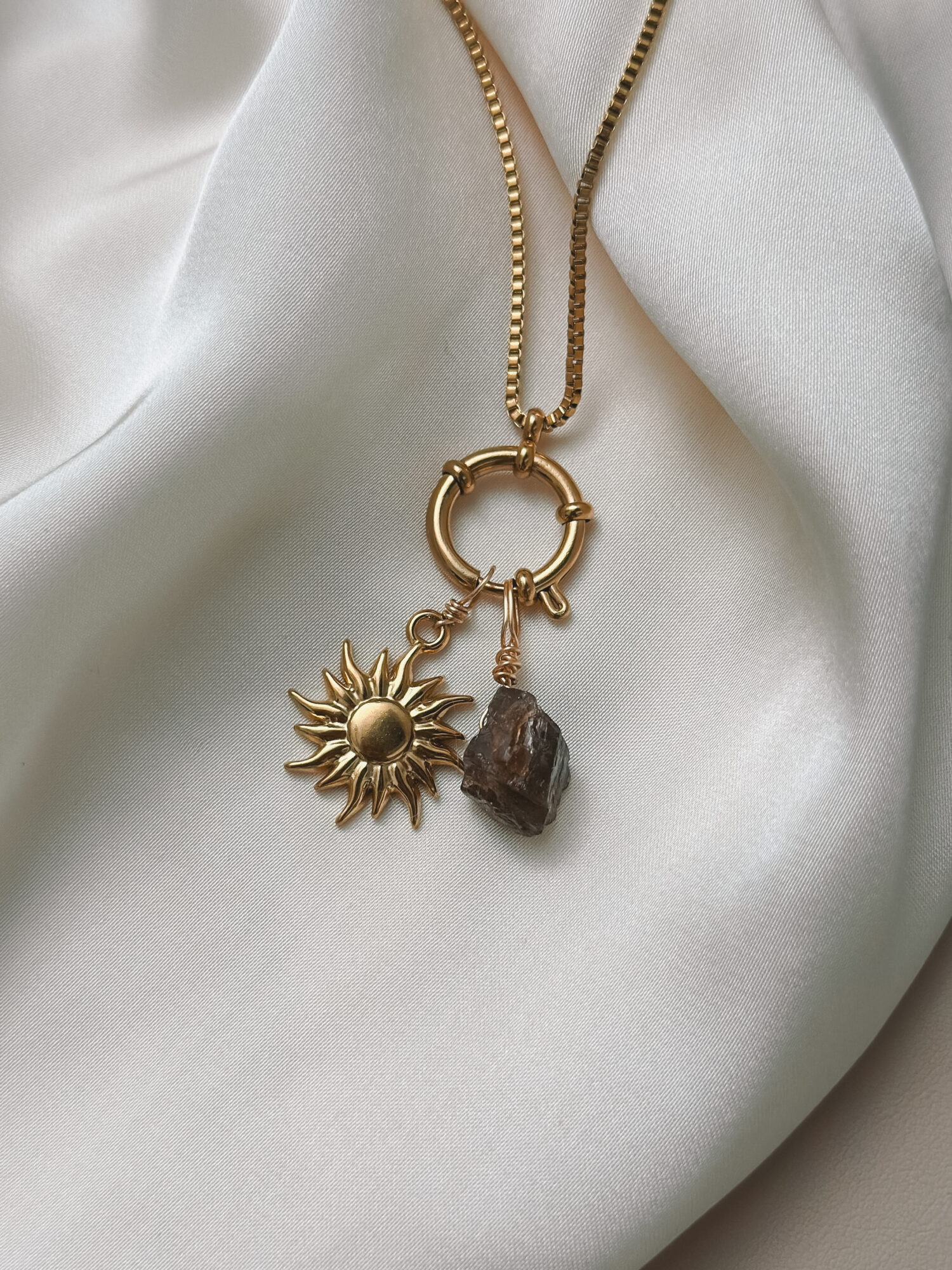 Sonne ☀️ Die Sonne steht für Kraft, Wärme und Lebensfreude. Sie schenkt Licht, macht sichtbar, was verborgen war, und erinnert dich daran, dass auch du leuchten darfst – in deiner ganzen Strahlkraft. Als Symbol begleitet dich die Sonne mit einer Energie, die nach außen wirkt: Mut, Ausstrahlung und Klarheit. Sie stärkt dein Selbstvertrauen, wärmt dein Herz und erinnert dich an deine Schöpferkraft. Die Sonne lädt dich ein, dich zu zeigen – ehrlich, offen und lebendig. ✨ Wirkung & Symbolik im Überblick: Lebenskraft: pure Energie, Wärme und Lebensfreude Selbstausdruck: dich zeigen, wie du wirklich bist Mut & Klarheit: Entscheidungen aus dem Herzen treffen Herzenergie: Licht und Liebe fließen lassen Schöpferkraft: du gestaltest dein Leben – jeden Tag neu 🕊️ Affirmation: „Ich strahle aus meinem Inneren – voller Licht, Wärme und Lebenskraft.“ Details zum Schmuck Gefertigt aus 18k vergoldetem Edelstahl, ca. 30 mm groß und mit einer stabilen Öse versehen. Der Anhänger passt zu deiner YOUR.line Kette – aber auch an viele gängige Ketten und Schmuckstücke, die du bereits trägst. Ein kleiner Begleiter mit großer Bedeutung – minimalistisch, zeitlos und voller Kraft. 🤍 Lieferumfang: nur Anhänger