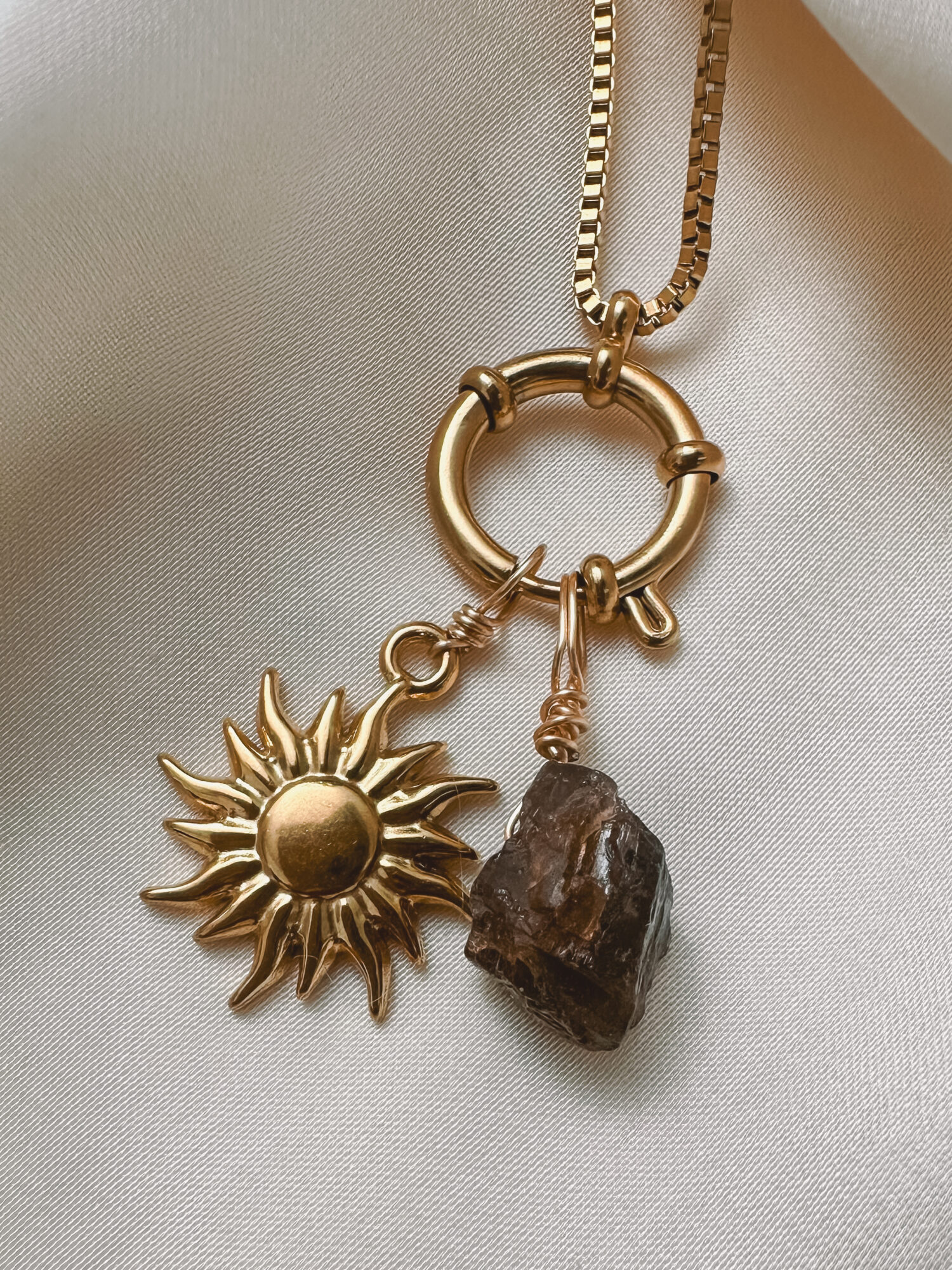 Sonne ☀️ Die Sonne steht für Kraft, Wärme und Lebensfreude. Sie schenkt Licht, macht sichtbar, was verborgen war, und erinnert dich daran, dass auch du leuchten darfst – in deiner ganzen Strahlkraft. Als Symbol begleitet dich die Sonne mit einer Energie, die nach außen wirkt: Mut, Ausstrahlung und Klarheit. Sie stärkt dein Selbstvertrauen, wärmt dein Herz und erinnert dich an deine Schöpferkraft. Die Sonne lädt dich ein, dich zu zeigen – ehrlich, offen und lebendig. ✨ Wirkung & Symbolik im Überblick: Lebenskraft: pure Energie, Wärme und Lebensfreude Selbstausdruck: dich zeigen, wie du wirklich bist Mut & Klarheit: Entscheidungen aus dem Herzen treffen Herzenergie: Licht und Liebe fließen lassen Schöpferkraft: du gestaltest dein Leben – jeden Tag neu 🕊️ Affirmation: „Ich strahle aus meinem Inneren – voller Licht, Wärme und Lebenskraft.“ Details zum Schmuck Gefertigt aus 18k vergoldetem Edelstahl, ca. 30 mm groß und mit einer stabilen Öse versehen. Der Anhänger passt zu deiner YOUR.line Kette – aber auch an viele gängige Ketten und Schmuckstücke, die du bereits trägst. Ein kleiner Begleiter mit großer Bedeutung – minimalistisch, zeitlos und voller Kraft. 🤍 Lieferumfang: nur Anhänger