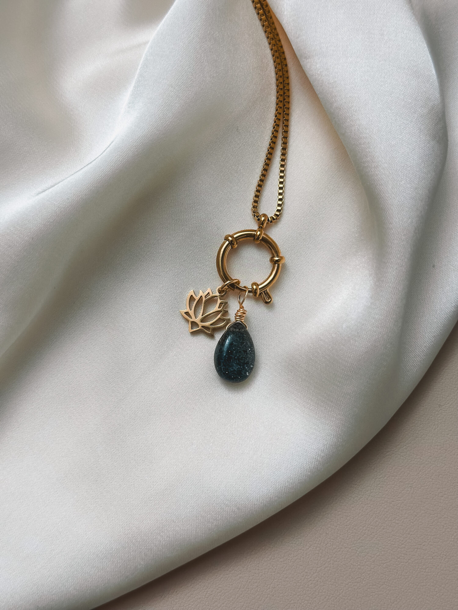 Lotus 🌸 Der Lotus ist ein kraftvolles Symbol für Wachstum, Reinheit und innere Entfaltung. Er wächst aus schlammigem Wasser empor und öffnet seine Blüte jeden Tag neu – ein stiller Beweis dafür, dass Schönheit und Klarheit auch aus dunklen Phasen entstehen können. Der Lotus begleitet dich als Talisman auf deinem Weg zu innerer Stärke, Leichtigkeit und Vertrauen in deinen eigenen Rhythmus. ✨ Bedeutung des Lotus: Reinheit & Unberührtheit: Obwohl der Lotus aus trübem Wasser wächst, bleibt er stets sauber – ein Symbol für innere Klarheit und geistige Reinheit. Wiedergeburt & Neuanfang: Der Lotus schließt sich bei Dunkelheit und öffnet sich bei Licht – ein Sinnbild für tägliches Aufblühen, Wandel und Erneuerung. Spiritualität & Erleuchtung: In östlichen Traditionen steht der Lotus für den Weg zur Erleuchtung – er wächst durch das Dunkel ins Licht und verbindet Körper, Geist und Seele. Unabhängigkeit & innere Stärke: Der Lotus entfaltet sich aus eigener Kraft – ein Zeichen für Selbstvertrauen, Heilung und die Rückverbindung mit dem wahren Selbst. 🕊️  Affirmation: „Ich wachse aus meiner Tiefe – ruhig, klar und in meiner ganzen Schönheit.“ Details zum Schmuck Gefertigt aus 18k vergoldetem Edelstahl, ca. 18 mm groß und mit einer stabilen Öse versehen. Der Anhänger passt zu deiner YOUR.line Kette  Ein kleiner Begleiter mit großer Bedeutung – minimalistisch, zeitlos und voller Kraft. 🤍 Lieferumfang: nur Anhänger