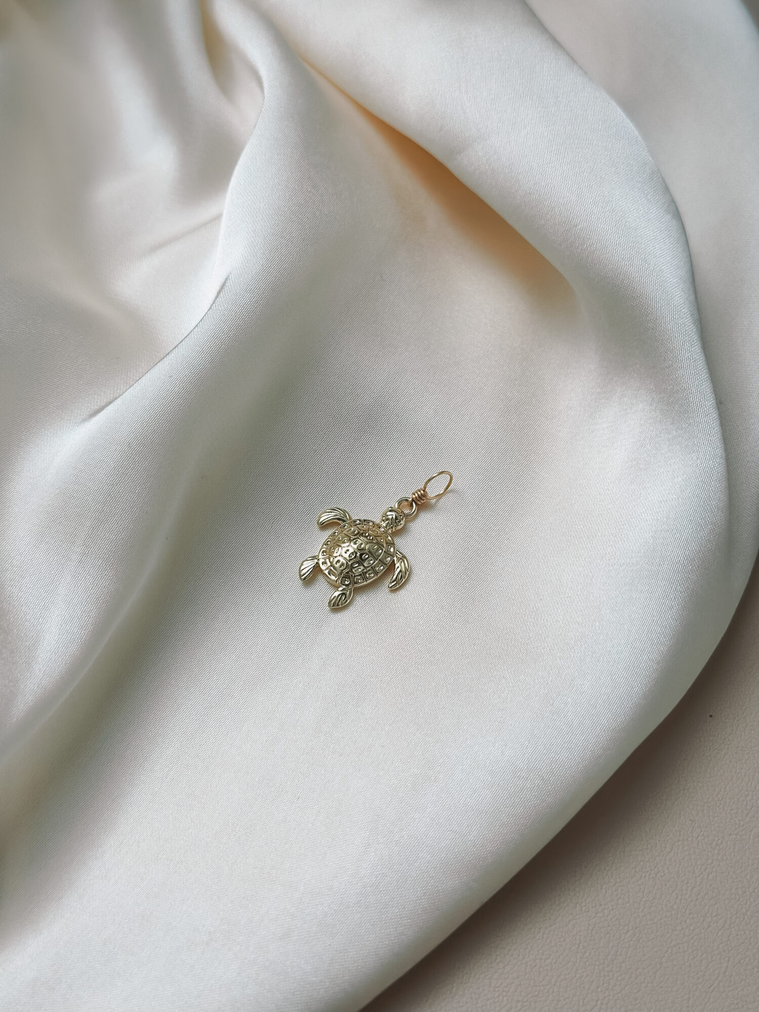 Schildkröte 🐢 Die Schildkröte trägt ihr Zuhause immer bei sich – ein Symbol für Geborgenheit, Schutz und innere Ruhe. Sie erinnert dich daran, dass du nichts im Außen brauchst, um bei dir anzukommen. Alles, was du suchst, trägst du bereits in dir. Mit ihrer langsamen, bedachten Art steht sie für Vertrauen in den eigenen Weg, für Beständigkeit und die Kraft, auch große Strecken in kleinen, bewussten Schritten zu gehen. Die Schildkröte zeigt dir: Du musst nicht schnell sein, um weit zu kommen. Du darfst dein Tempo selbst bestimmen. ⸻ ✨ Wirkung & Symbolik im Überblick: • Schutz & Geborgenheit: dein innerer Rückzugsort ist immer bei dir • Vertrauen: in deinen Rhythmus, in deinen Weg • Langsamkeit: bewusst leben, statt hetzen • Stabilität: Erdung, Ausdauer und Ruhe • Weisheit: Verbindung zu uraltem Wissen und innerer Führung ⸻ 🕊️ Affirmation: „Ich trage meinen sicheren Raum in mir – ruhig, geschützt und ganz bei mir.“