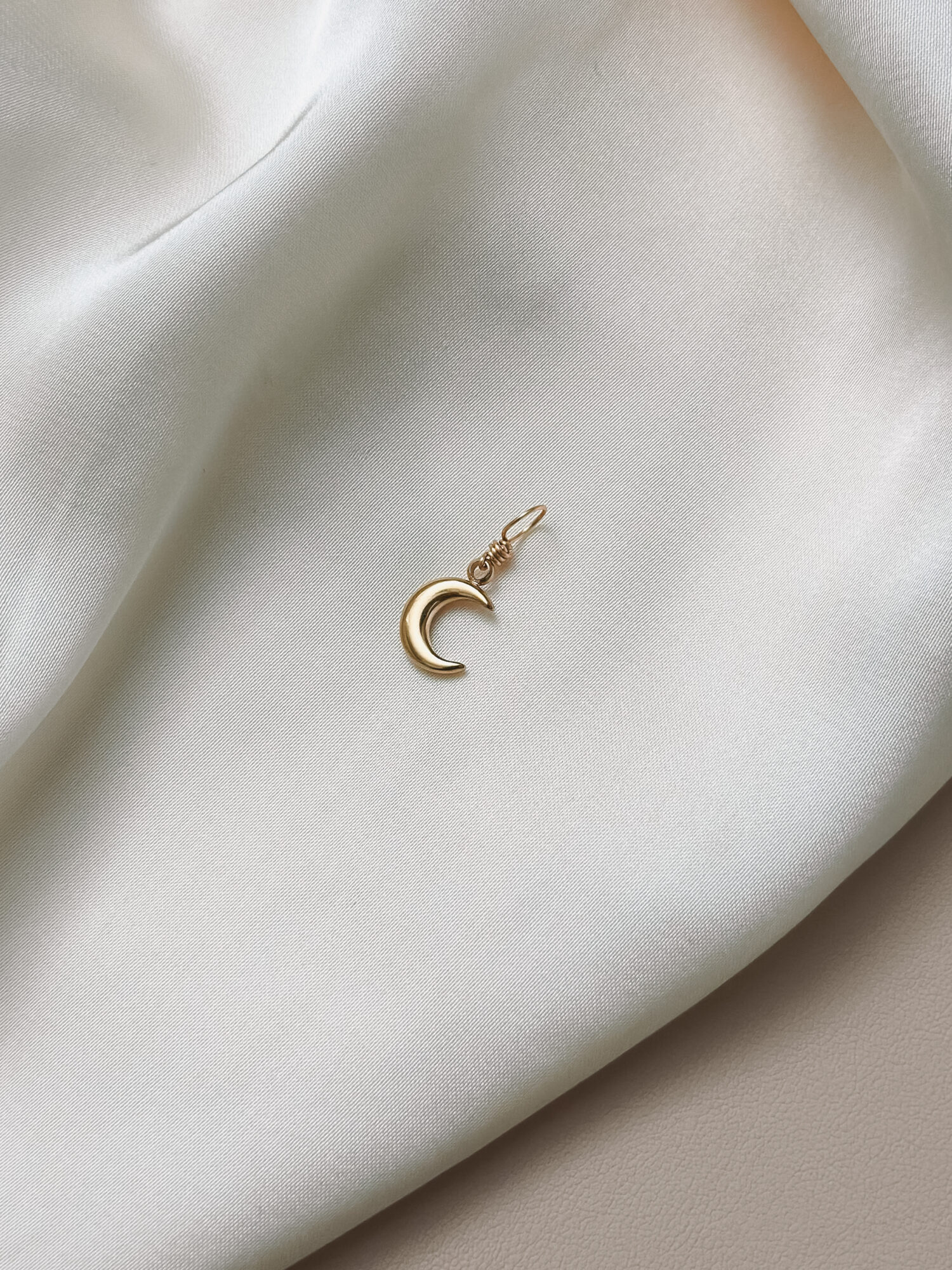 ⸻ Mond 🌙 Der Mond ist ein Symbol für Intuition, Wandel und das Weibliche. Er begleitet dich durch alle Phasen des Lebens – mal sichtbar, mal verborgen – und erinnert dich daran, dass du in jedem Moment vollständig bist, ganz gleich, in welcher Phase du dich gerade befindest. Seine stille Kraft liegt im Loslassen, Empfangen und inneren Spüren. Der Mond stärkt deine Verbindung zu dir selbst – zu deiner inneren Weisheit, deinen Gefühlen und Zyklen. Er lädt dich ein, auf dein Bauchgefühl zu hören und dich von deinem inneren Licht führen zu lassen – auch wenn der Weg im Außen noch nicht sichtbar ist. ⸻ ✨ Wirkung & Symbolik im Überblick: • Intuition: Verbindung zu deiner inneren Stimme • Wandel: Vertrauen in deine Entwicklung und in zyklische Prozesse • Loslassen: Raum schaffen für Neues • Weiblichkeit: sanfte, empfangende Energie • Innere Führung: dein Licht leuchtet – auch in dunklen Phasen ⸻ 🕊️ Affirmation: „Ich bin im Einklang mit mir und vertraue meinem inneren Licht.“