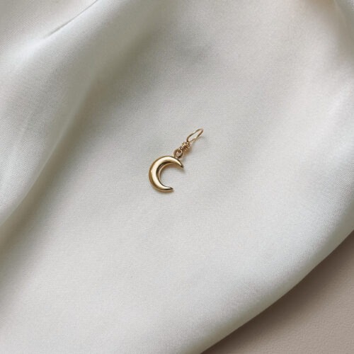 ⸻ Mond 🌙 Der Mond ist ein Symbol für Intuition, Wandel und das Weibliche. Er begleitet dich durch alle Phasen des Lebens – mal sichtbar, mal verborgen – und erinnert dich daran, dass du in jedem Moment vollständig bist, ganz gleich, in welcher Phase du dich gerade befindest. Seine stille Kraft liegt im Loslassen, Empfangen und inneren Spüren. Der Mond stärkt deine Verbindung zu dir selbst – zu deiner inneren Weisheit, deinen Gefühlen und Zyklen. Er lädt dich ein, auf dein Bauchgefühl zu hören und dich von deinem inneren Licht führen zu lassen – auch wenn der Weg im Außen noch nicht sichtbar ist. ⸻ ✨ Wirkung & Symbolik im Überblick: • Intuition: Verbindung zu deiner inneren Stimme • Wandel: Vertrauen in deine Entwicklung und in zyklische Prozesse • Loslassen: Raum schaffen für Neues • Weiblichkeit: sanfte, empfangende Energie • Innere Führung: dein Licht leuchtet – auch in dunklen Phasen ⸻ 🕊️ Affirmation: „Ich bin im Einklang mit mir und vertraue meinem inneren Licht.“