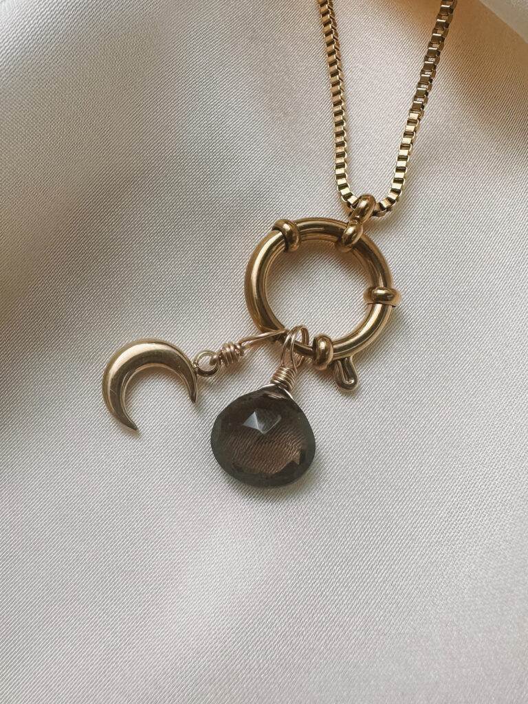 ⸻ Mond 🌙 Der Mond ist ein Symbol für Intuition, Wandel und das Weibliche. Er begleitet dich durch alle Phasen des Lebens – mal sichtbar, mal verborgen – und erinnert dich daran, dass du in jedem Moment vollständig bist, ganz gleich, in welcher Phase du dich gerade befindest. Seine stille Kraft liegt im Loslassen, Empfangen und inneren Spüren. Der Mond stärkt deine Verbindung zu dir selbst – zu deiner inneren Weisheit, deinen Gefühlen und Zyklen. Er lädt dich ein, auf dein Bauchgefühl zu hören und dich von deinem inneren Licht führen zu lassen – auch wenn der Weg im Außen noch nicht sichtbar ist. ⸻ ✨ Wirkung & Symbolik im Überblick: • Intuition: Verbindung zu deiner inneren Stimme • Wandel: Vertrauen in deine Entwicklung und in zyklische Prozesse • Loslassen: Raum schaffen für Neues • Weiblichkeit: sanfte, empfangende Energie • Innere Führung: dein Licht leuchtet – auch in dunklen Phasen ⸻ 🕊️ Affirmation: „Ich bin im Einklang mit mir und vertraue meinem inneren Licht.“