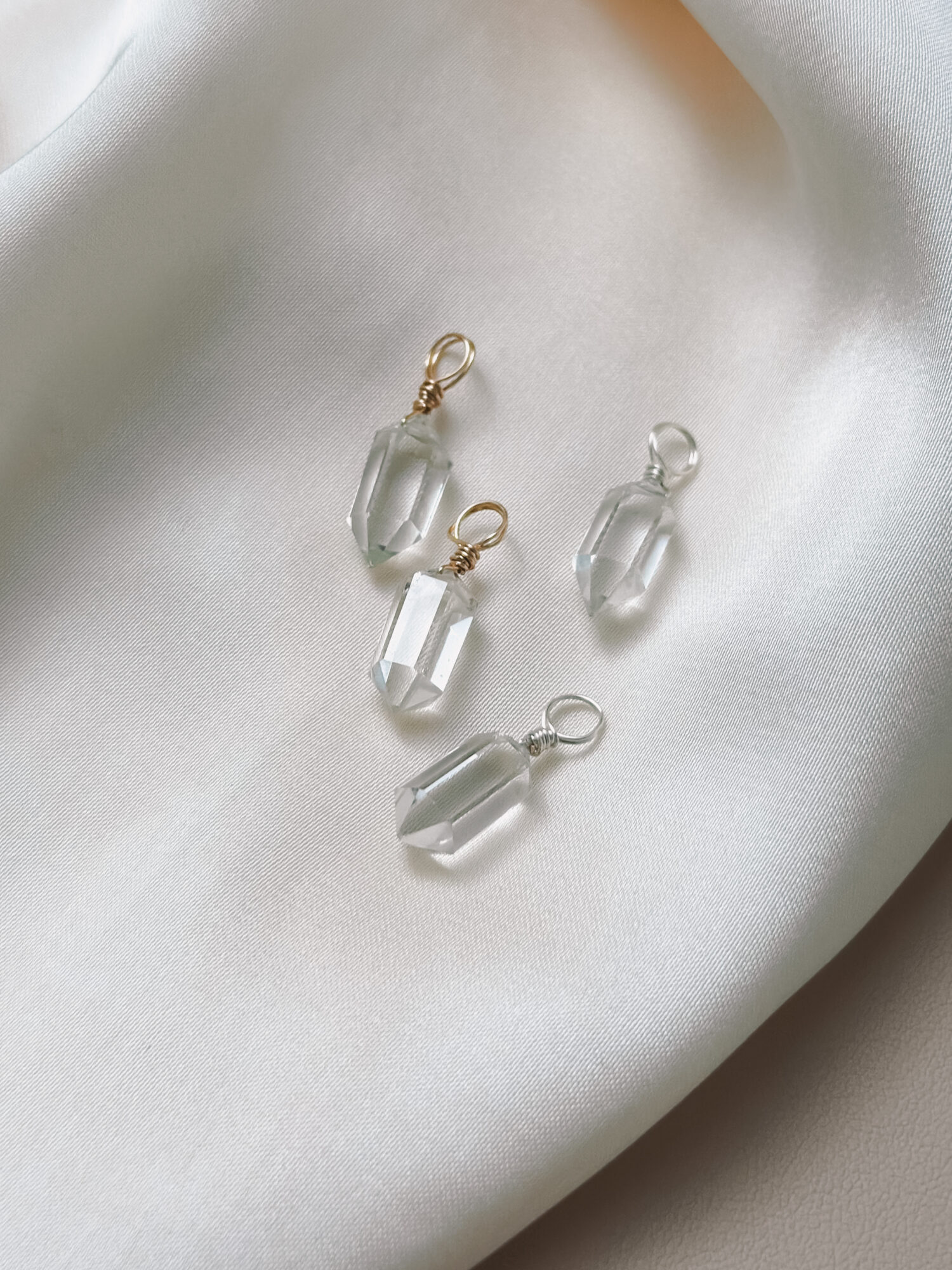 Bergkristall – Der Edelstein der Klarheit und Verbindung ❄️✨ Ich bin verbunden mit meinem inneren Licht und erkenne, was wirklich zählt. Der Bergkristall wirkt wie ein Lichtstrahl in der Dunkelheit – er klärt, reinigt und bringt dich zurück zu deinem Kern. Wenn du dich überfordert fühlst oder den Überblick verlierst, unterstützt er dich dabei, Gedanken zu ordnen, deine Energie neu auszurichten und innere Ruhe zu finden. Als „Meisterheiler“ verstärkt er die Wirkung anderer Edelsteine und öffnet eine Brücke zwischen Körper, Geist und Seele. Seine reine, kristallklare Energie lädt dich ein, unverfälscht zu dir selbst zurückzukehren – klar, rein und voller Kraft. ✨ Bergkristall Eigenschaften Mental: Einklang, Energieblockaden lösen, energetische Verstärkung, Hoffnung, Intuition, Klarheit, Lichtbringer, Mut, Schutz vor Strahlung, spirituelles Wachstum, Transformation, Harmonisierung des Energiefeldes Chakra: Kronenchakra & Drittes Auge Planet: Sonne Element: Vereinigung aller Elemente Sternzeichen: Stier, Zwillinge, Löwe, Steinbock, Wassermann 🗿 Mineralogische & historische Fakten Bergkristall ist die farblose Varietät von Quarz (SiO₂) und eines der häufigsten Mineralien der Erde. Er bildet sich in magmatischen und metamorphen Gesteinen und kann in beeindruckend großen, transparenten Kristallen vorkommen. Mit seiner Härte von 7 auf der Mohs-Skala und seinem klaren Glanz gehört er zu den beliebtesten Schmuck- und Heilsteinen. In der Antike galt er als „ewiges Eis“, das niemals schmilzt. Schon damals wurde er für seine Reinheit und seine Lichtbrechung geschätzt. In vielen Kulturen gilt er als Lichtbringer, Kraftspender und Verstärker von Energie. Bis heute wird er in der Heil- und Energiearbeit eingesetzt, um Körper und Geist zu reinigen und die Wirkung anderer Steine zu verstärken. Verlasse dich bei der Wahl auf deine Intuition, der erste Impuls ist immer der Richtige. Du möchtest mehr über Edle.Steine erfahren? Besuche mich auf Instagram ❤️  Edle.Stein entdecken  Du hast Fragen zum? Ganz einfach und unkompliziert Kontakt aufnehmen  Kontakt
