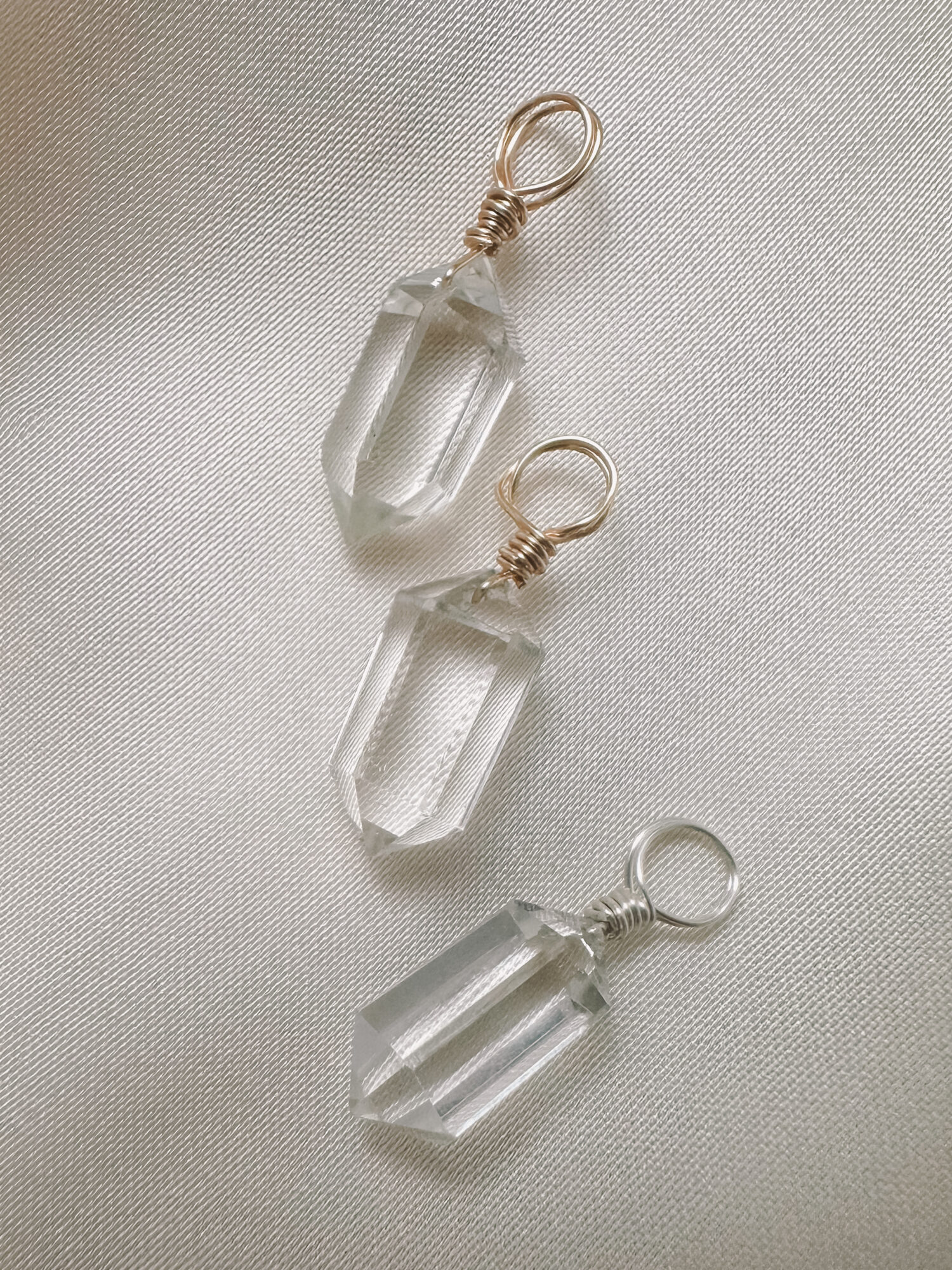 Bergkristall – Der Edelstein der Klarheit und Verbindung ❄️✨ Ich bin verbunden mit meinem inneren Licht und erkenne, was wirklich zählt. Der Bergkristall wirkt wie ein Lichtstrahl in der Dunkelheit – er klärt, reinigt und bringt dich zurück zu deinem Kern. Wenn du dich überfordert fühlst oder den Überblick verlierst, unterstützt er dich dabei, Gedanken zu ordnen, deine Energie neu auszurichten und innere Ruhe zu finden. Als „Meisterheiler“ verstärkt er die Wirkung anderer Edelsteine und öffnet eine Brücke zwischen Körper, Geist und Seele. Seine reine, kristallklare Energie lädt dich ein, unverfälscht zu dir selbst zurückzukehren – klar, rein und voller Kraft. ✨ Bergkristall Eigenschaften Mental: Einklang, Energieblockaden lösen, energetische Verstärkung, Hoffnung, Intuition, Klarheit, Lichtbringer, Mut, Schutz vor Strahlung, spirituelles Wachstum, Transformation, Harmonisierung des Energiefeldes Chakra: Kronenchakra & Drittes Auge Planet: Sonne Element: Vereinigung aller Elemente Sternzeichen: Stier, Zwillinge, Löwe, Steinbock, Wassermann 🗿 Mineralogische & historische Fakten Bergkristall ist die farblose Varietät von Quarz (SiO₂) und eines der häufigsten Mineralien der Erde. Er bildet sich in magmatischen und metamorphen Gesteinen und kann in beeindruckend großen, transparenten Kristallen vorkommen. Mit seiner Härte von 7 auf der Mohs-Skala und seinem klaren Glanz gehört er zu den beliebtesten Schmuck- und Heilsteinen. In der Antike galt er als „ewiges Eis“, das niemals schmilzt. Schon damals wurde er für seine Reinheit und seine Lichtbrechung geschätzt. In vielen Kulturen gilt er als Lichtbringer, Kraftspender und Verstärker von Energie. Bis heute wird er in der Heil- und Energiearbeit eingesetzt, um Körper und Geist zu reinigen und die Wirkung anderer Steine zu verstärken. Verlasse dich bei der Wahl auf deine Intuition, der erste Impuls ist immer der Richtige. Du möchtest mehr über Edle.Steine erfahren? Besuche mich auf Instagram ❤️  Edle.Stein entdecken  Du hast Fragen zum? Ganz einfach und unkompliziert Kontakt aufnehmen  Kontakt