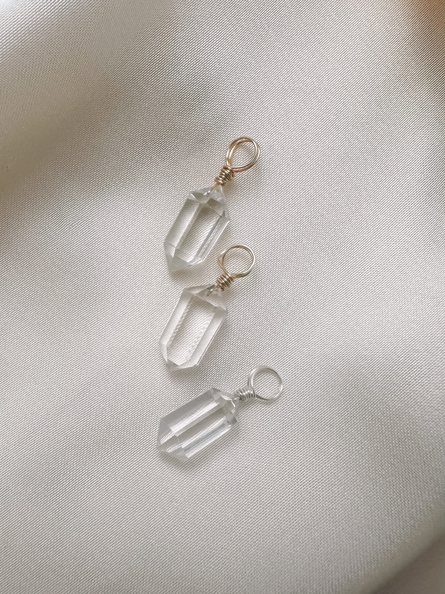 Bergkristall – Der Edelstein der Klarheit und Verbindung ❄️✨ Ich bin verbunden mit meinem inneren Licht und erkenne, was wirklich zählt. Der Bergkristall wirkt wie ein Lichtstrahl in der Dunkelheit – er klärt, reinigt und bringt dich zurück zu deinem Kern. Wenn du dich überfordert fühlst oder den Überblick verlierst, unterstützt er dich dabei, Gedanken zu ordnen, deine Energie neu auszurichten und innere Ruhe zu finden. Als „Meisterheiler“ verstärkt er die Wirkung anderer Edelsteine und öffnet eine Brücke zwischen Körper, Geist und Seele. Seine reine, kristallklare Energie lädt dich ein, unverfälscht zu dir selbst zurückzukehren – klar, rein und voller Kraft. ✨ Bergkristall Eigenschaften Mental: Einklang, Energieblockaden lösen, energetische Verstärkung, Hoffnung, Intuition, Klarheit, Lichtbringer, Mut, Schutz vor Strahlung, spirituelles Wachstum, Transformation, Harmonisierung des Energiefeldes Chakra: Kronenchakra & Drittes Auge Planet: Sonne Element: Vereinigung aller Elemente Sternzeichen: Stier, Zwillinge, Löwe, Steinbock, Wassermann 🗿 Mineralogische & historische Fakten Bergkristall ist die farblose Varietät von Quarz (SiO₂) und eines der häufigsten Mineralien der Erde. Er bildet sich in magmatischen und metamorphen Gesteinen und kann in beeindruckend großen, transparenten Kristallen vorkommen. Mit seiner Härte von 7 auf der Mohs-Skala und seinem klaren Glanz gehört er zu den beliebtesten Schmuck- und Heilsteinen. In der Antike galt er als „ewiges Eis“, das niemals schmilzt. Schon damals wurde er für seine Reinheit und seine Lichtbrechung geschätzt. In vielen Kulturen gilt er als Lichtbringer, Kraftspender und Verstärker von Energie. Bis heute wird er in der Heil- und Energiearbeit eingesetzt, um Körper und Geist zu reinigen und die Wirkung anderer Steine zu verstärken. Verlasse dich bei der Wahl auf deine Intuition, der erste Impuls ist immer der Richtige. Du möchtest mehr über Edle.Steine erfahren? Besuche mich auf Instagram ❤️  Edle.Stein entdecken  Du hast Fragen zum? Ganz einfach und unkompliziert Kontakt aufnehmen  Kontakt