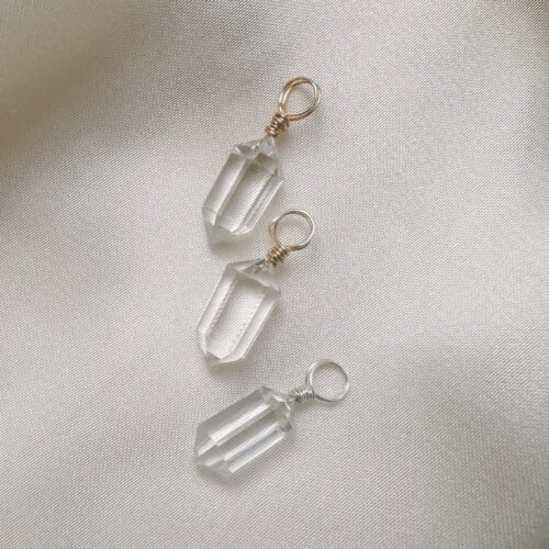 Bergkristall – Der Edelstein der Klarheit und Verbindung ❄️✨ Ich bin verbunden mit meinem inneren Licht und erkenne, was wirklich zählt. Der Bergkristall wirkt wie ein Lichtstrahl in der Dunkelheit – er klärt, reinigt und bringt dich zurück zu deinem Kern. Wenn du dich überfordert fühlst oder den Überblick verlierst, unterstützt er dich dabei, Gedanken zu ordnen, deine Energie neu auszurichten und innere Ruhe zu finden. Als „Meisterheiler“ verstärkt er die Wirkung anderer Edelsteine und öffnet eine Brücke zwischen Körper, Geist und Seele. Seine reine, kristallklare Energie lädt dich ein, unverfälscht zu dir selbst zurückzukehren – klar, rein und voller Kraft. ✨ Bergkristall Eigenschaften Mental: Einklang, Energieblockaden lösen, energetische Verstärkung, Hoffnung, Intuition, Klarheit, Lichtbringer, Mut, Schutz vor Strahlung, spirituelles Wachstum, Transformation, Harmonisierung des Energiefeldes Chakra: Kronenchakra & Drittes Auge Planet: Sonne Element: Vereinigung aller Elemente Sternzeichen: Stier, Zwillinge, Löwe, Steinbock, Wassermann 🗿 Mineralogische & historische Fakten Bergkristall ist die farblose Varietät von Quarz (SiO₂) und eines der häufigsten Mineralien der Erde. Er bildet sich in magmatischen und metamorphen Gesteinen und kann in beeindruckend großen, transparenten Kristallen vorkommen. Mit seiner Härte von 7 auf der Mohs-Skala und seinem klaren Glanz gehört er zu den beliebtesten Schmuck- und Heilsteinen. In der Antike galt er als „ewiges Eis“, das niemals schmilzt. Schon damals wurde er für seine Reinheit und seine Lichtbrechung geschätzt. In vielen Kulturen gilt er als Lichtbringer, Kraftspender und Verstärker von Energie. Bis heute wird er in der Heil- und Energiearbeit eingesetzt, um Körper und Geist zu reinigen und die Wirkung anderer Steine zu verstärken. Verlasse dich bei der Wahl auf deine Intuition, der erste Impuls ist immer der Richtige. Du möchtest mehr über Edle.Steine erfahren? Besuche mich auf Instagram ❤️  Edle.Stein entdecken  Du hast Fragen zum? Ganz einfach und unkompliziert Kontakt aufnehmen  Kontakt