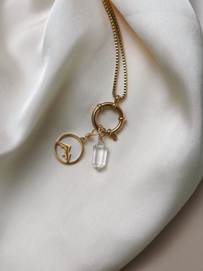 Berge Symbolik 🏔️ Der Berg steht für deinen Weg – für das Durchhalten, das Wachsen und den Moment, wenn du oben ankommst und in die Weite blickst. Er erinnert dich daran, dass du schon so viel geschafft hast. Schritt für Schritt. Stein für Stein. Oben am Gipfel wird es still – und du spürst diese Freiheit, die nur entsteht, wenn du mit dir selbst verbunden bist. Der Berg schenkt dir Weitblick, innere Stärke und die Ruhe, auch das nächste Stück deines Weges zu gehen – in deinem Tempo, mit Vertrauen. Affirmation: „Ich stehe auf meinem Gipfel, blicke frei in die Weite – und spüre, was alles möglich ist.“ Standfestigkeit & Erdung Der Berg steht seit jeher für Stabilität und innere Stärke. Er ist fest mit der Erde verwurzelt – unbeweglich, verlässlich, kraftvoll. Wer sich mit dem Bild eines Berges verbindet, spürt: Ich stehe sicher. Ich bin geerdet. Ziel & Ausrichtung Ein Berggipfel ist ein Sehnsuchtsort. Er symbolisiert ein Ziel, das wir mit Ausdauer, Klarheit und Hingabe erreichen wollen. Oft steht er auch für den Weg dorthin – mit allen Herausforderungen und Wachstumsschritten. Rückzug & Stille In vielen Kulturen sind Berge Orte der Einkehr. Klöster, Einsiedeleien oder Kraftplätze liegen oft hoch oben – fern vom Trubel, näher am Himmel. Der Berg lädt ein zur Stille. Zum Hören der eigenen inneren Stimme. Verbindung zwischen Himmel und Erde Der Gipfel eines Berges berührt fast den Himmel. In spiritueller Symbolik ist der Berg ein Ort der Verbindung zwischen dem Irdischen und dem Göttlichen. Ein heiliger Ort. Ein Übergang zwischen Welten. Schutz Berge können auch schützend wirken – wie eine natürliche Grenze oder ein ruhiger Rückzugsort, eingebettet in ihre mächtige Präsenz. „Solange die Berge stehen, bin ich sicher.“ Transformation Der Weg auf den Berg – mit seinen Umwegen, steilen Passagen und Pausen – wird oft als Metapher für innere Entwicklung verstanden. „Der Aufstieg verändert dich. Du wirst nicht dieselbe Person sein, wenn du wieder hinabsiehst.“