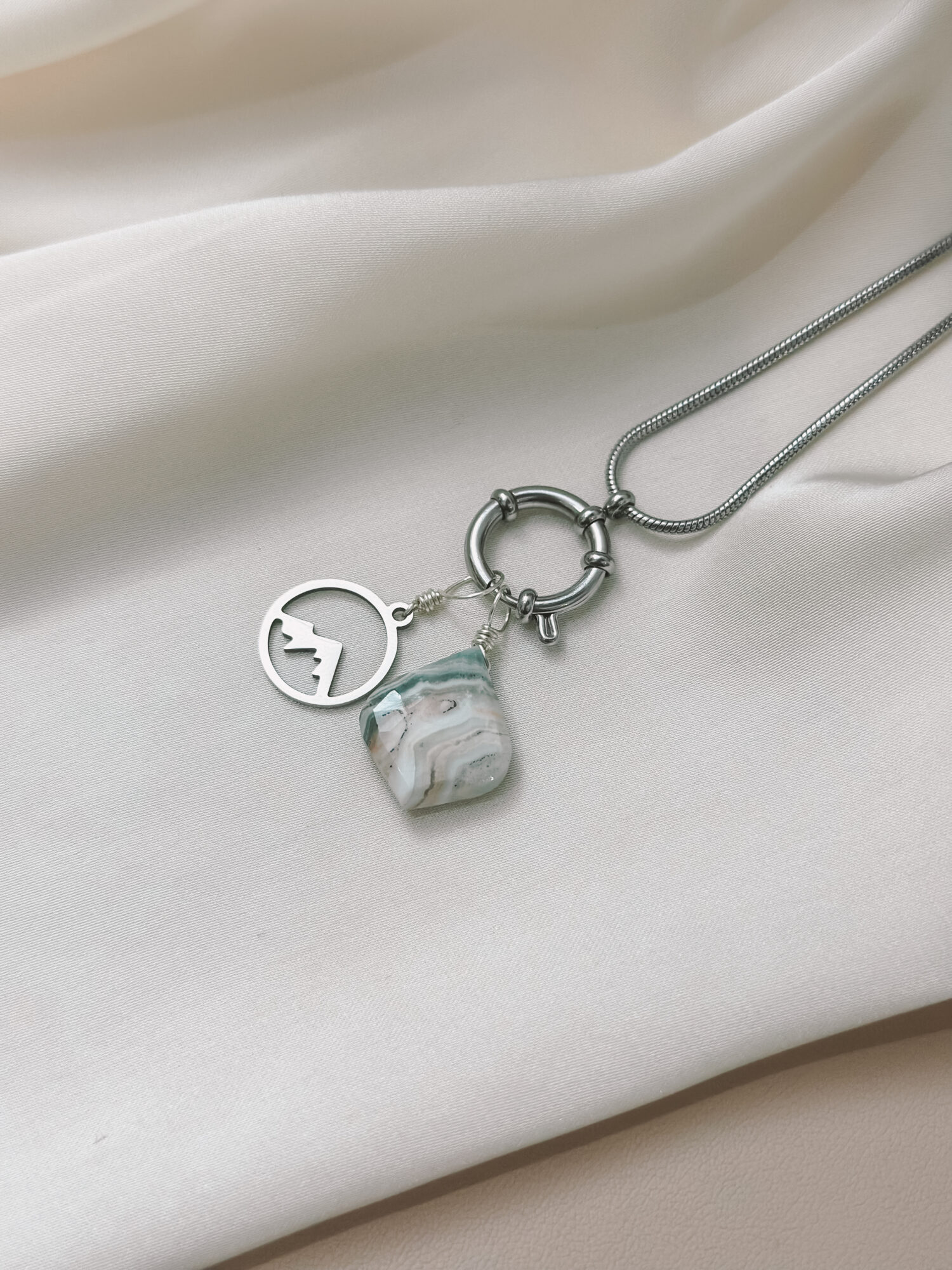 YOUR.line von Edle.Steine vereint alles, was dich ausmacht: Edelsteine, Symbole und Sternzeichen verbinden sich zu deinem persönlichen Schmuckstück. Kombinierbare Ketten und Charms – wandelbar, bedeutungsvoll und so individuell wie du. ✨