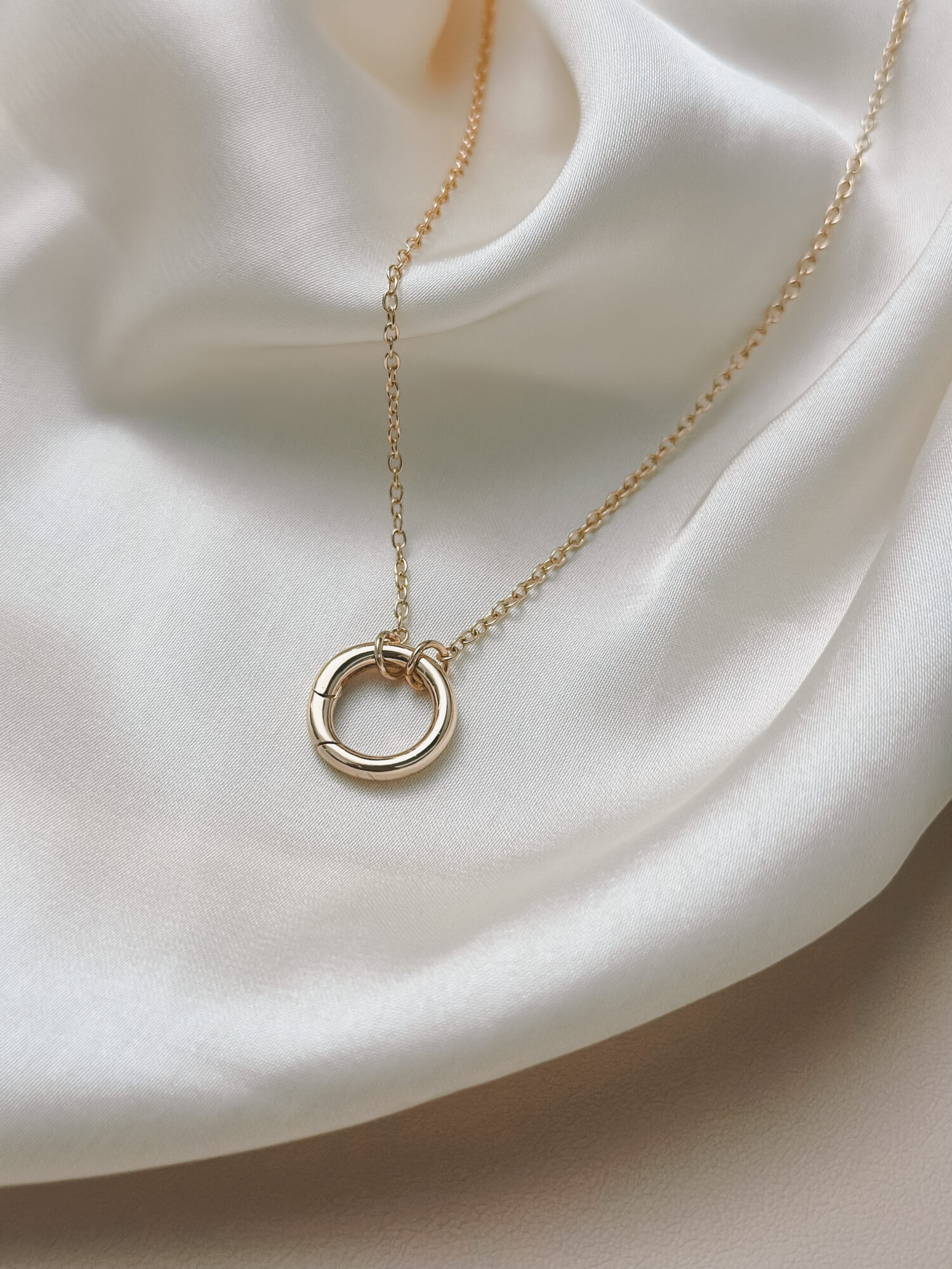 YOUR.line von Edle.Steine vereint alles, was dich ausmacht: Edelsteine, Symbole und Sternzeichen verbinden sich zu deinem persönlichen Schmuckstück. Kombinierbare Ketten und Charms – wandelbar, bedeutungsvoll und so individuell wie du. ✨