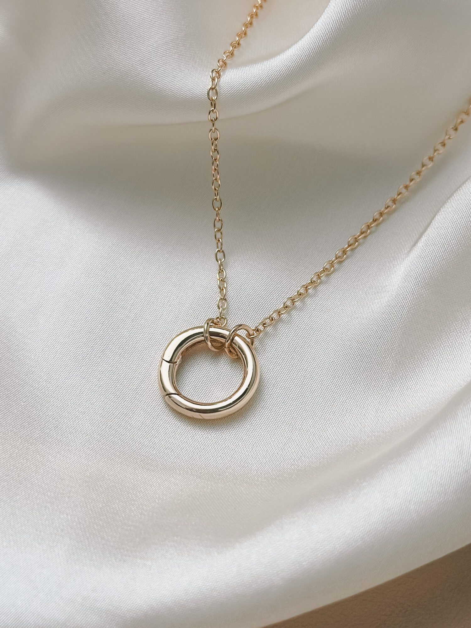 YOUR.line von Edle.Steine vereint alles, was dich ausmacht: Edelsteine, Symbole und Sternzeichen verbinden sich zu deinem persönlichen Schmuckstück. Kombinierbare Ketten und Charms – wandelbar, bedeutungsvoll und so individuell wie du. ✨