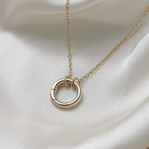 YOUR.line von Edle.Steine vereint alles, was dich ausmacht: Edelsteine, Symbole und Sternzeichen verbinden sich zu deinem persönlichen Schmuckstück. Kombinierbare Ketten und Charms – wandelbar, bedeutungsvoll und so individuell wie du. ✨