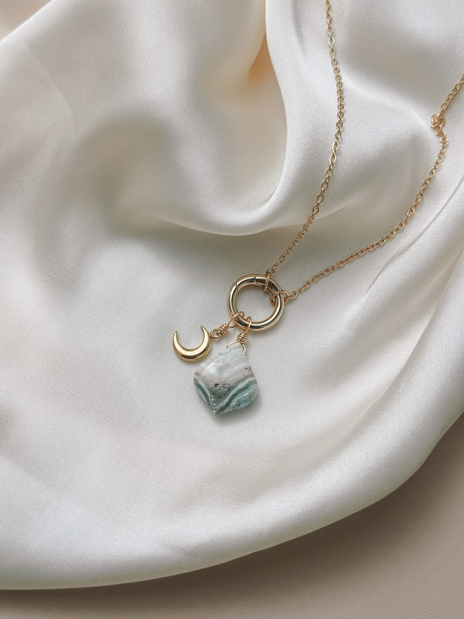 YOUR.line von Edle.Steine vereint alles, was dich ausmacht: Edelsteine, Symbole und Sternzeichen verbinden sich zu deinem persönlichen Schmuckstück. Kombinierbare Ketten und Charms – wandelbar, bedeutungsvoll und so individuell wie du. ✨