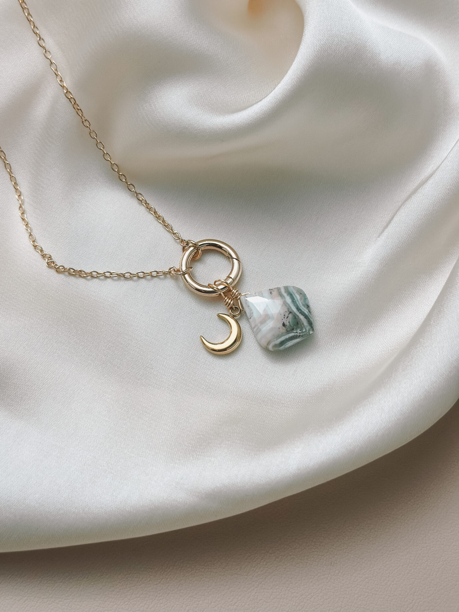 YOUR.line von Edle.Steine vereint alles, was dich ausmacht: Edelsteine, Symbole und Sternzeichen verbinden sich zu deinem persönlichen Schmuckstück. Kombinierbare Ketten und Charms – wandelbar, bedeutungsvoll und so individuell wie du. ✨