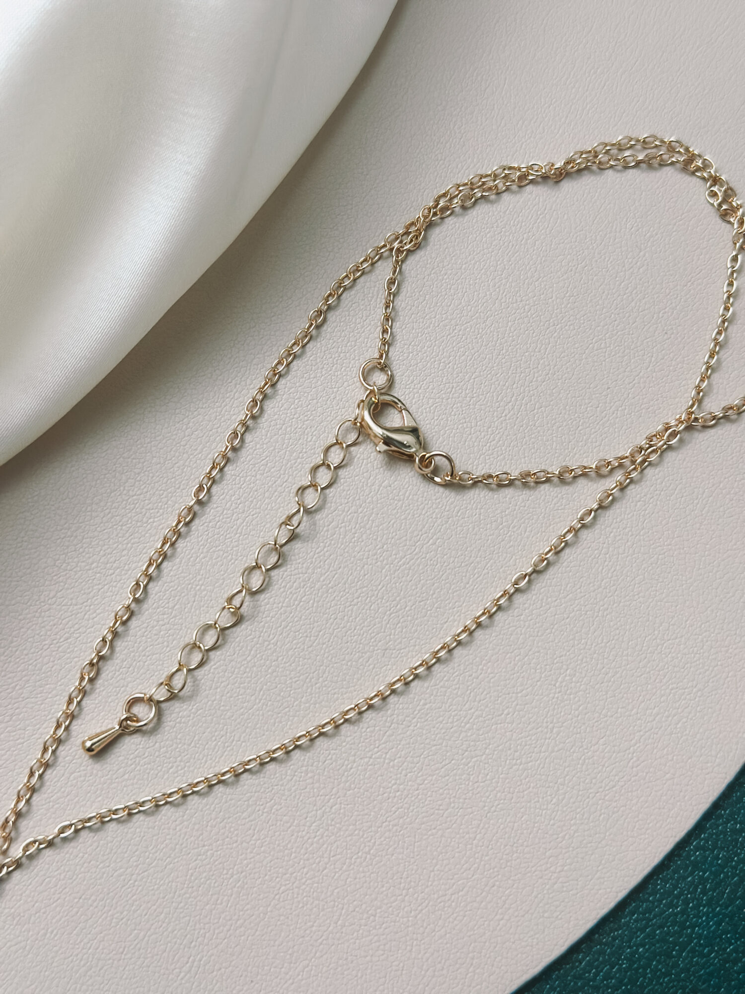 YOUR.line von Edle.Steine vereint alles, was dich ausmacht: Edelsteine, Symbole und Sternzeichen verbinden sich zu deinem persönlichen Schmuckstück. Kombinierbare Ketten und Charms – wandelbar, bedeutungsvoll und so individuell wie du. ✨