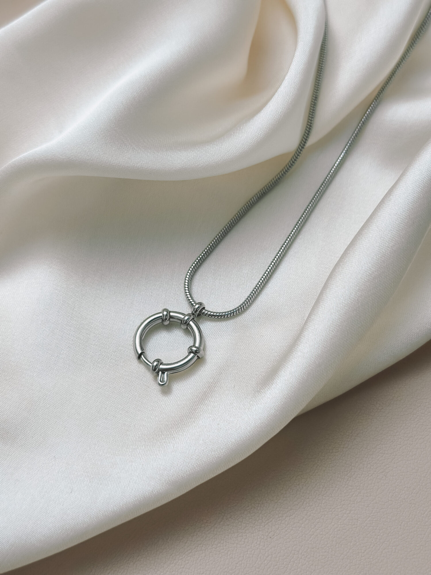 YOUR.line von Edle.Steine vereint alles, was dich ausmacht: Edelsteine, Symbole und Sternzeichen verbinden sich zu deinem persönlichen Schmuckstück. Kombinierbare Ketten und Charms – wandelbar, bedeutungsvoll und so individuell wie du. ✨YOUR.line von Edle.Steine vereint alles, was dich ausmacht: Edelsteine, Symbole und Sternzeichen verbinden sich zu deinem persönlichen Schmuckstück. Kombinierbare Ketten und Charms – wandelbar, bedeutungsvoll und so individuell wie du. ✨