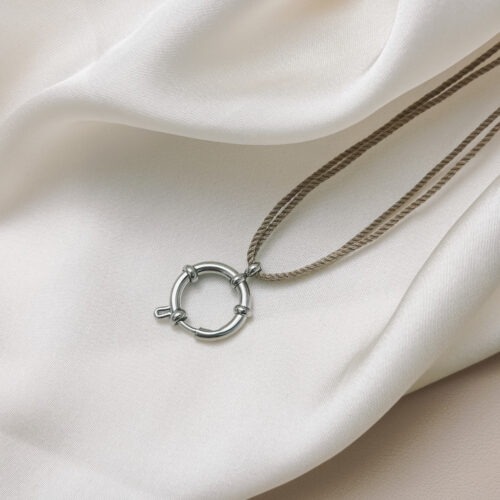 YOUR.line von Edle.Steine vereint alles, was dich ausmacht: Edelsteine, Symbole und Sternzeichen verbinden sich zu deinem persönlichen Schmuckstück. Kombinierbare Ketten und Charms – wandelbar, bedeutungsvoll und so individuell wie du. ✨