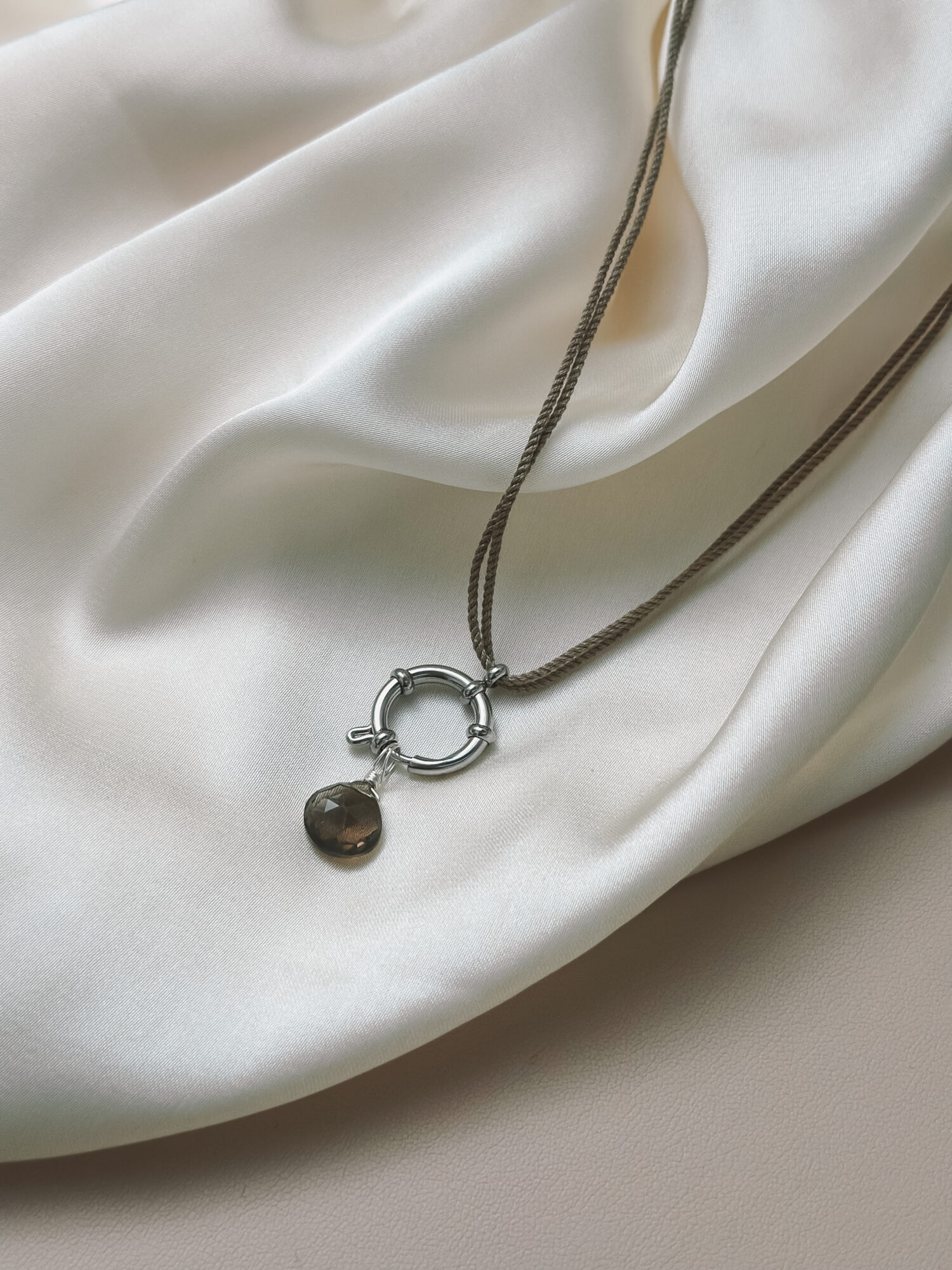 YOUR.line von Edle.Steine vereint alles, was dich ausmacht: Edelsteine, Symbole und Sternzeichen verbinden sich zu deinem persönlichen Schmuckstück. Kombinierbare Ketten und Charms – wandelbar, bedeutungsvoll und so individuell wie du. ✨