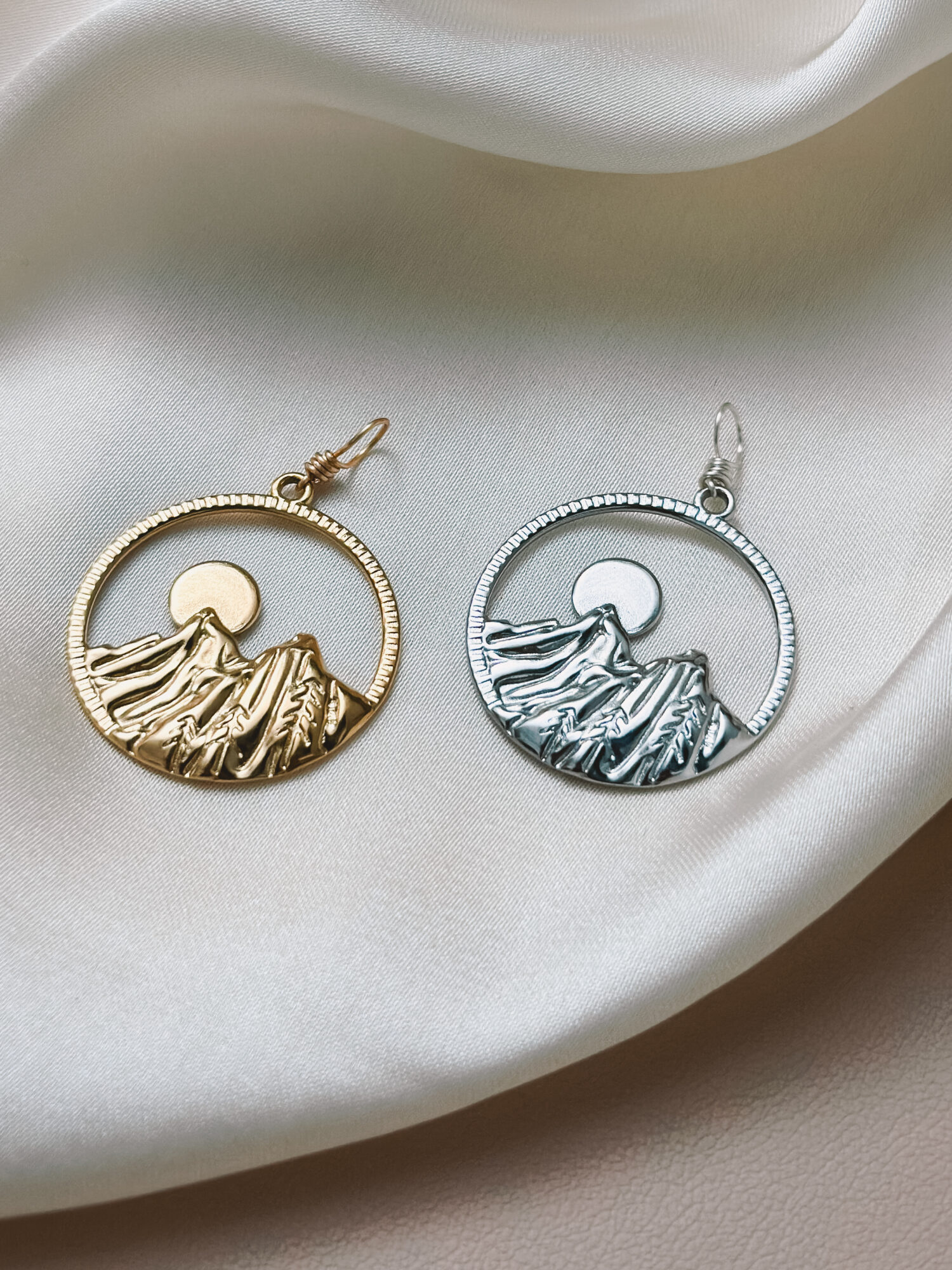 Berge Symbolik 🏔️ Der Berg steht für deinen Weg – für das Durchhalten, das Wachsen und den Moment, wenn du oben ankommst und in die Weite blickst. Er erinnert dich daran, dass du schon so viel geschafft hast. Schritt für Schritt. Stein für Stein. Oben am Gipfel wird es still – und du spürst diese Freiheit, die nur entsteht, wenn du mit dir selbst verbunden bist. Der Berg schenkt dir Weitblick, innere Stärke und die Ruhe, auch das nächste Stück deines Weges zu gehen – in deinem Tempo, mit Vertrauen. Affirmation: „Ich stehe auf meinem Gipfel, blicke frei in die Weite – und spüre, was alles möglich ist.“ Standfestigkeit & Erdung Der Berg steht seit jeher für Stabilität und innere Stärke. Er ist fest mit der Erde verwurzelt – unbeweglich, verlässlich, kraftvoll. Wer sich mit dem Bild eines Berges verbindet, spürt: Ich stehe sicher. Ich bin geerdet. Ziel & Ausrichtung Ein Berggipfel ist ein Sehnsuchtsort. Er symbolisiert ein Ziel, das wir mit Ausdauer, Klarheit und Hingabe erreichen wollen. Oft steht er auch für den Weg dorthin – mit allen Herausforderungen und Wachstumsschritten. Rückzug & Stille In vielen Kulturen sind Berge Orte der Einkehr. Klöster, Einsiedeleien oder Kraftplätze liegen oft hoch oben – fern vom Trubel, näher am Himmel. Der Berg lädt ein zur Stille. Zum Hören der eigenen inneren Stimme. Verbindung zwischen Himmel und Erde Der Gipfel eines Berges berührt fast den Himmel. In spiritueller Symbolik ist der Berg ein Ort der Verbindung zwischen dem Irdischen und dem Göttlichen. Ein heiliger Ort. Ein Übergang zwischen Welten. Schutz Berge können auch schützend wirken – wie eine natürliche Grenze oder ein ruhiger Rückzugsort, eingebettet in ihre mächtige Präsenz. „Solange die Berge stehen, bin ich sicher.“ Transformation Der Weg auf den Berg – mit seinen Umwegen, steilen Passagen und Pausen – wird oft als Metapher für innere Entwicklung verstanden. „Der Aufstieg verändert dich. Du wirst nicht dieselbe Person sein, wenn du wieder hinabsiehst.“