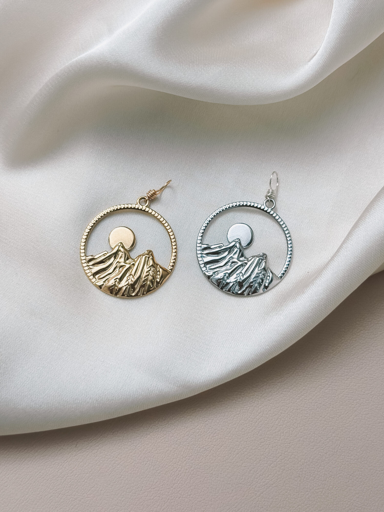 Berge Symbolik 🏔️ Der Berg steht für deinen Weg – für das Durchhalten, das Wachsen und den Moment, wenn du oben ankommst und in die Weite blickst. Er erinnert dich daran, dass du schon so viel geschafft hast. Schritt für Schritt. Stein für Stein. Oben am Gipfel wird es still – und du spürst diese Freiheit, die nur entsteht, wenn du mit dir selbst verbunden bist. Der Berg schenkt dir Weitblick, innere Stärke und die Ruhe, auch das nächste Stück deines Weges zu gehen – in deinem Tempo, mit Vertrauen. Affirmation: „Ich stehe auf meinem Gipfel, blicke frei in die Weite – und spüre, was alles möglich ist.“ Standfestigkeit & Erdung Der Berg steht seit jeher für Stabilität und innere Stärke. Er ist fest mit der Erde verwurzelt – unbeweglich, verlässlich, kraftvoll. Wer sich mit dem Bild eines Berges verbindet, spürt: Ich stehe sicher. Ich bin geerdet. Ziel & Ausrichtung Ein Berggipfel ist ein Sehnsuchtsort. Er symbolisiert ein Ziel, das wir mit Ausdauer, Klarheit und Hingabe erreichen wollen. Oft steht er auch für den Weg dorthin – mit allen Herausforderungen und Wachstumsschritten. Rückzug & Stille In vielen Kulturen sind Berge Orte der Einkehr. Klöster, Einsiedeleien oder Kraftplätze liegen oft hoch oben – fern vom Trubel, näher am Himmel. Der Berg lädt ein zur Stille. Zum Hören der eigenen inneren Stimme. Verbindung zwischen Himmel und Erde Der Gipfel eines Berges berührt fast den Himmel. In spiritueller Symbolik ist der Berg ein Ort der Verbindung zwischen dem Irdischen und dem Göttlichen. Ein heiliger Ort. Ein Übergang zwischen Welten. Schutz Berge können auch schützend wirken – wie eine natürliche Grenze oder ein ruhiger Rückzugsort, eingebettet in ihre mächtige Präsenz. „Solange die Berge stehen, bin ich sicher.“ Transformation Der Weg auf den Berg – mit seinen Umwegen, steilen Passagen und Pausen – wird oft als Metapher für innere Entwicklung verstanden. „Der Aufstieg verändert dich. Du wirst nicht dieselbe Person sein, wenn du wieder hinabsiehst.“