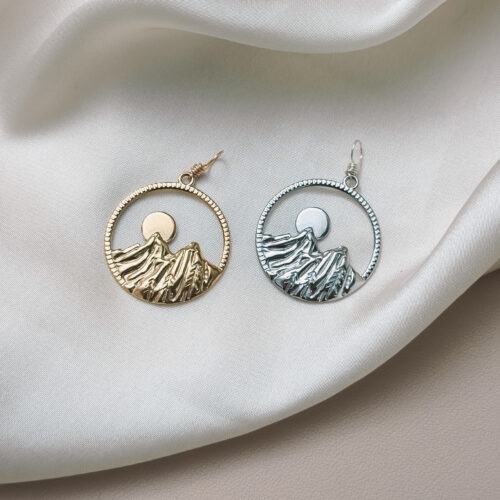 Berge Symbolik 🏔️ Der Berg steht für deinen Weg – für das Durchhalten, das Wachsen und den Moment, wenn du oben ankommst und in die Weite blickst. Er erinnert dich daran, dass du schon so viel geschafft hast. Schritt für Schritt. Stein für Stein. Oben am Gipfel wird es still – und du spürst diese Freiheit, die nur entsteht, wenn du mit dir selbst verbunden bist. Der Berg schenkt dir Weitblick, innere Stärke und die Ruhe, auch das nächste Stück deines Weges zu gehen – in deinem Tempo, mit Vertrauen. Affirmation: „Ich stehe auf meinem Gipfel, blicke frei in die Weite – und spüre, was alles möglich ist.“ Standfestigkeit & Erdung Der Berg steht seit jeher für Stabilität und innere Stärke. Er ist fest mit der Erde verwurzelt – unbeweglich, verlässlich, kraftvoll. Wer sich mit dem Bild eines Berges verbindet, spürt: Ich stehe sicher. Ich bin geerdet. Ziel & Ausrichtung Ein Berggipfel ist ein Sehnsuchtsort. Er symbolisiert ein Ziel, das wir mit Ausdauer, Klarheit und Hingabe erreichen wollen. Oft steht er auch für den Weg dorthin – mit allen Herausforderungen und Wachstumsschritten. Rückzug & Stille In vielen Kulturen sind Berge Orte der Einkehr. Klöster, Einsiedeleien oder Kraftplätze liegen oft hoch oben – fern vom Trubel, näher am Himmel. Der Berg lädt ein zur Stille. Zum Hören der eigenen inneren Stimme. Verbindung zwischen Himmel und Erde Der Gipfel eines Berges berührt fast den Himmel. In spiritueller Symbolik ist der Berg ein Ort der Verbindung zwischen dem Irdischen und dem Göttlichen. Ein heiliger Ort. Ein Übergang zwischen Welten. Schutz Berge können auch schützend wirken – wie eine natürliche Grenze oder ein ruhiger Rückzugsort, eingebettet in ihre mächtige Präsenz. „Solange die Berge stehen, bin ich sicher.“ Transformation Der Weg auf den Berg – mit seinen Umwegen, steilen Passagen und Pausen – wird oft als Metapher für innere Entwicklung verstanden. „Der Aufstieg verändert dich. Du wirst nicht dieselbe Person sein, wenn du wieder hinabsiehst.“