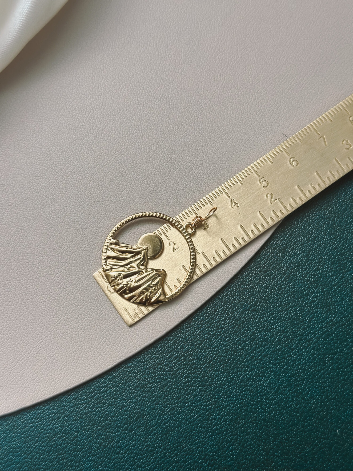 Berge Symbolik 🏔️ Der Berg steht für deinen Weg – für das Durchhalten, das Wachsen und den Moment, wenn du oben ankommst und in die Weite blickst. Er erinnert dich daran, dass du schon so viel geschafft hast. Schritt für Schritt. Stein für Stein. Oben am Gipfel wird es still – und du spürst diese Freiheit, die nur entsteht, wenn du mit dir selbst verbunden bist. Der Berg schenkt dir Weitblick, innere Stärke und die Ruhe, auch das nächste Stück deines Weges zu gehen – in deinem Tempo, mit Vertrauen. Affirmation: „Ich stehe auf meinem Gipfel, blicke frei in die Weite – und spüre, was alles möglich ist.“ Standfestigkeit & Erdung Der Berg steht seit jeher für Stabilität und innere Stärke. Er ist fest mit der Erde verwurzelt – unbeweglich, verlässlich, kraftvoll. Wer sich mit dem Bild eines Berges verbindet, spürt: Ich stehe sicher. Ich bin geerdet. Ziel & Ausrichtung Ein Berggipfel ist ein Sehnsuchtsort. Er symbolisiert ein Ziel, das wir mit Ausdauer, Klarheit und Hingabe erreichen wollen. Oft steht er auch für den Weg dorthin – mit allen Herausforderungen und Wachstumsschritten. Rückzug & Stille In vielen Kulturen sind Berge Orte der Einkehr. Klöster, Einsiedeleien oder Kraftplätze liegen oft hoch oben – fern vom Trubel, näher am Himmel. Der Berg lädt ein zur Stille. Zum Hören der eigenen inneren Stimme. Verbindung zwischen Himmel und Erde Der Gipfel eines Berges berührt fast den Himmel. In spiritueller Symbolik ist der Berg ein Ort der Verbindung zwischen dem Irdischen und dem Göttlichen. Ein heiliger Ort. Ein Übergang zwischen Welten. Schutz Berge können auch schützend wirken – wie eine natürliche Grenze oder ein ruhiger Rückzugsort, eingebettet in ihre mächtige Präsenz. „Solange die Berge stehen, bin ich sicher.“ Transformation Der Weg auf den Berg – mit seinen Umwegen, steilen Passagen und Pausen – wird oft als Metapher für innere Entwicklung verstanden. „Der Aufstieg verändert dich. Du wirst nicht dieselbe Person sein, wenn du wieder hinabsiehst.“