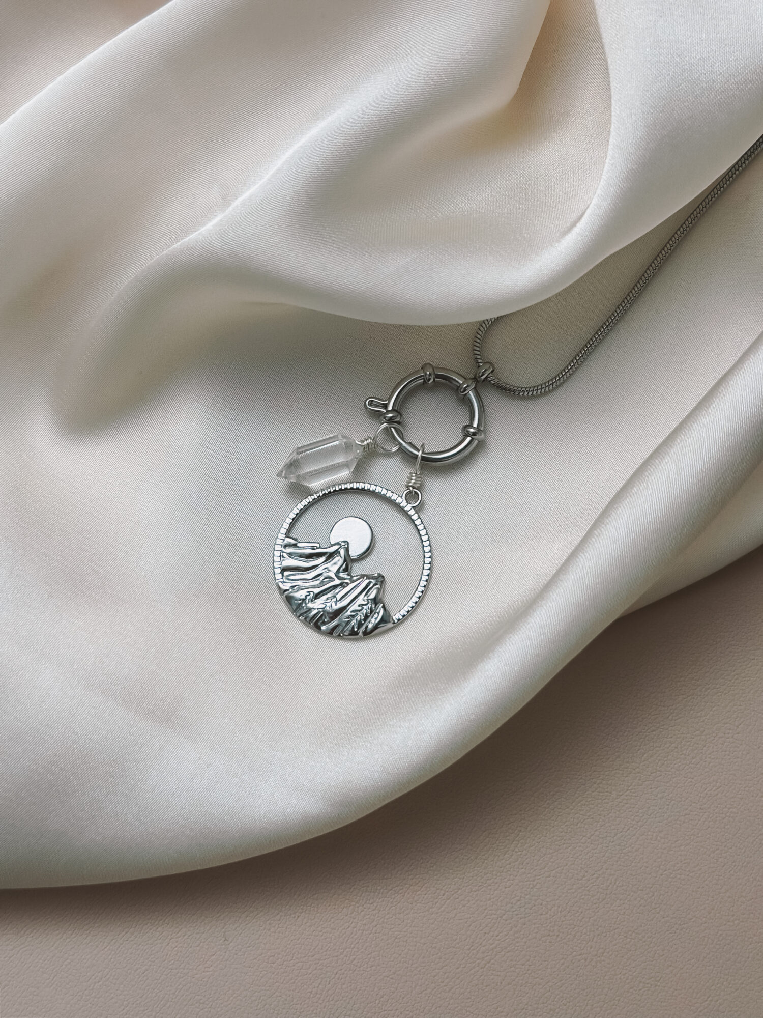 Berge Symbolik 🏔️ Der Berg steht für deinen Weg – für das Durchhalten, das Wachsen und den Moment, wenn du oben ankommst und in die Weite blickst. Er erinnert dich daran, dass du schon so viel geschafft hast. Schritt für Schritt. Stein für Stein. Oben am Gipfel wird es still – und du spürst diese Freiheit, die nur entsteht, wenn du mit dir selbst verbunden bist. Der Berg schenkt dir Weitblick, innere Stärke und die Ruhe, auch das nächste Stück deines Weges zu gehen – in deinem Tempo, mit Vertrauen. Affirmation: „Ich stehe auf meinem Gipfel, blicke frei in die Weite – und spüre, was alles möglich ist.“ Standfestigkeit & Erdung Der Berg steht seit jeher für Stabilität und innere Stärke. Er ist fest mit der Erde verwurzelt – unbeweglich, verlässlich, kraftvoll. Wer sich mit dem Bild eines Berges verbindet, spürt: Ich stehe sicher. Ich bin geerdet. Ziel & Ausrichtung Ein Berggipfel ist ein Sehnsuchtsort. Er symbolisiert ein Ziel, das wir mit Ausdauer, Klarheit und Hingabe erreichen wollen. Oft steht er auch für den Weg dorthin – mit allen Herausforderungen und Wachstumsschritten. Rückzug & Stille In vielen Kulturen sind Berge Orte der Einkehr. Klöster, Einsiedeleien oder Kraftplätze liegen oft hoch oben – fern vom Trubel, näher am Himmel. Der Berg lädt ein zur Stille. Zum Hören der eigenen inneren Stimme. Verbindung zwischen Himmel und Erde Der Gipfel eines Berges berührt fast den Himmel. In spiritueller Symbolik ist der Berg ein Ort der Verbindung zwischen dem Irdischen und dem Göttlichen. Ein heiliger Ort. Ein Übergang zwischen Welten. Schutz Berge können auch schützend wirken – wie eine natürliche Grenze oder ein ruhiger Rückzugsort, eingebettet in ihre mächtige Präsenz. „Solange die Berge stehen, bin ich sicher.“ Transformation Der Weg auf den Berg – mit seinen Umwegen, steilen Passagen und Pausen – wird oft als Metapher für innere Entwicklung verstanden. „Der Aufstieg verändert dich. Du wirst nicht dieselbe Person sein, wenn du wieder hinabsiehst.“