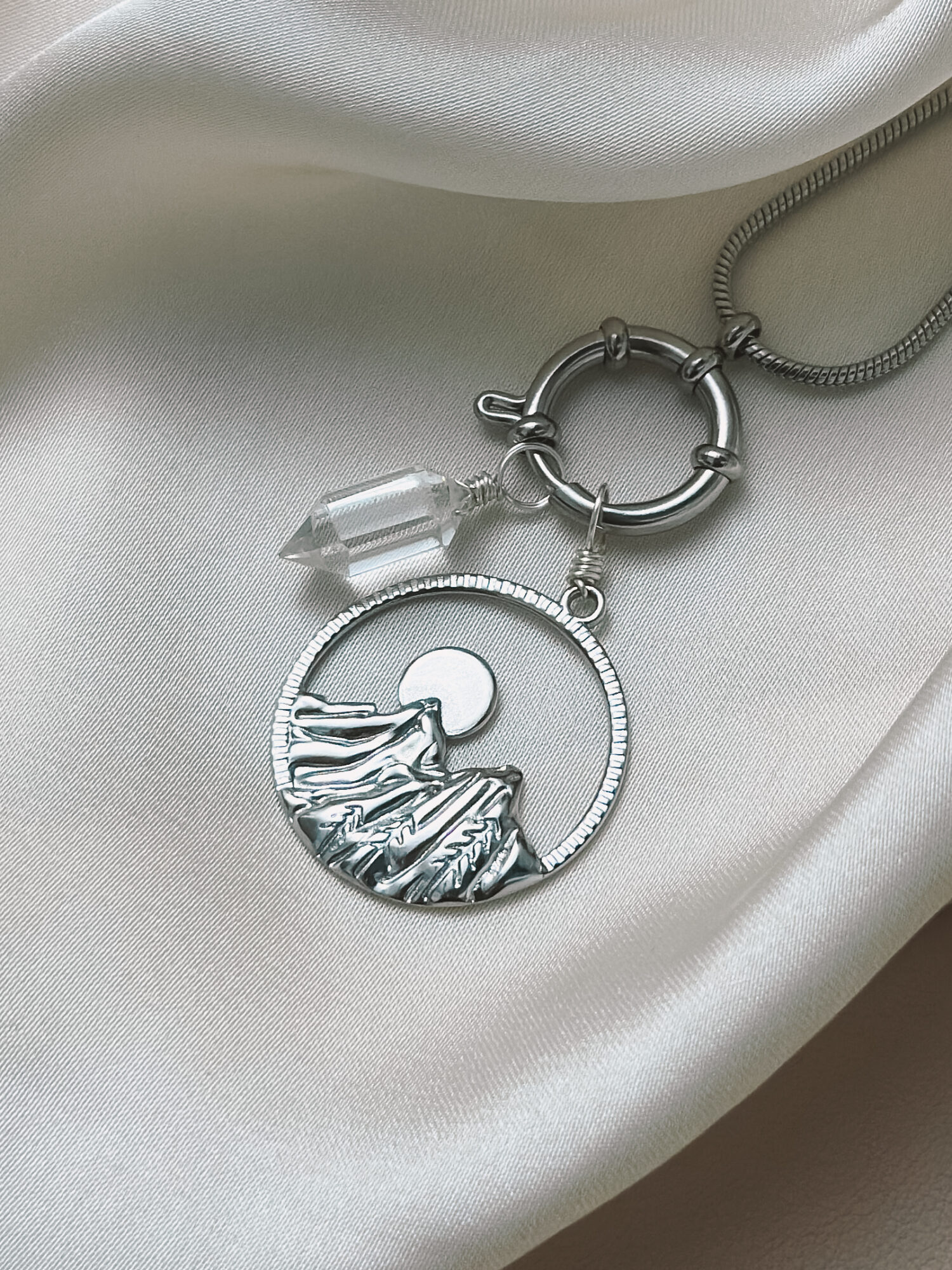 Berge Symbolik 🏔️ Der Berg steht für deinen Weg – für das Durchhalten, das Wachsen und den Moment, wenn du oben ankommst und in die Weite blickst. Er erinnert dich daran, dass du schon so viel geschafft hast. Schritt für Schritt. Stein für Stein. Oben am Gipfel wird es still – und du spürst diese Freiheit, die nur entsteht, wenn du mit dir selbst verbunden bist. Der Berg schenkt dir Weitblick, innere Stärke und die Ruhe, auch das nächste Stück deines Weges zu gehen – in deinem Tempo, mit Vertrauen. Affirmation: „Ich stehe auf meinem Gipfel, blicke frei in die Weite – und spüre, was alles möglich ist.“ Standfestigkeit & Erdung Der Berg steht seit jeher für Stabilität und innere Stärke. Er ist fest mit der Erde verwurzelt – unbeweglich, verlässlich, kraftvoll. Wer sich mit dem Bild eines Berges verbindet, spürt: Ich stehe sicher. Ich bin geerdet. Ziel & Ausrichtung Ein Berggipfel ist ein Sehnsuchtsort. Er symbolisiert ein Ziel, das wir mit Ausdauer, Klarheit und Hingabe erreichen wollen. Oft steht er auch für den Weg dorthin – mit allen Herausforderungen und Wachstumsschritten. Rückzug & Stille In vielen Kulturen sind Berge Orte der Einkehr. Klöster, Einsiedeleien oder Kraftplätze liegen oft hoch oben – fern vom Trubel, näher am Himmel. Der Berg lädt ein zur Stille. Zum Hören der eigenen inneren Stimme. Verbindung zwischen Himmel und Erde Der Gipfel eines Berges berührt fast den Himmel. In spiritueller Symbolik ist der Berg ein Ort der Verbindung zwischen dem Irdischen und dem Göttlichen. Ein heiliger Ort. Ein Übergang zwischen Welten. Schutz Berge können auch schützend wirken – wie eine natürliche Grenze oder ein ruhiger Rückzugsort, eingebettet in ihre mächtige Präsenz. „Solange die Berge stehen, bin ich sicher.“ Transformation Der Weg auf den Berg – mit seinen Umwegen, steilen Passagen und Pausen – wird oft als Metapher für innere Entwicklung verstanden. „Der Aufstieg verändert dich. Du wirst nicht dieselbe Person sein, wenn du wieder hinabsiehst.“